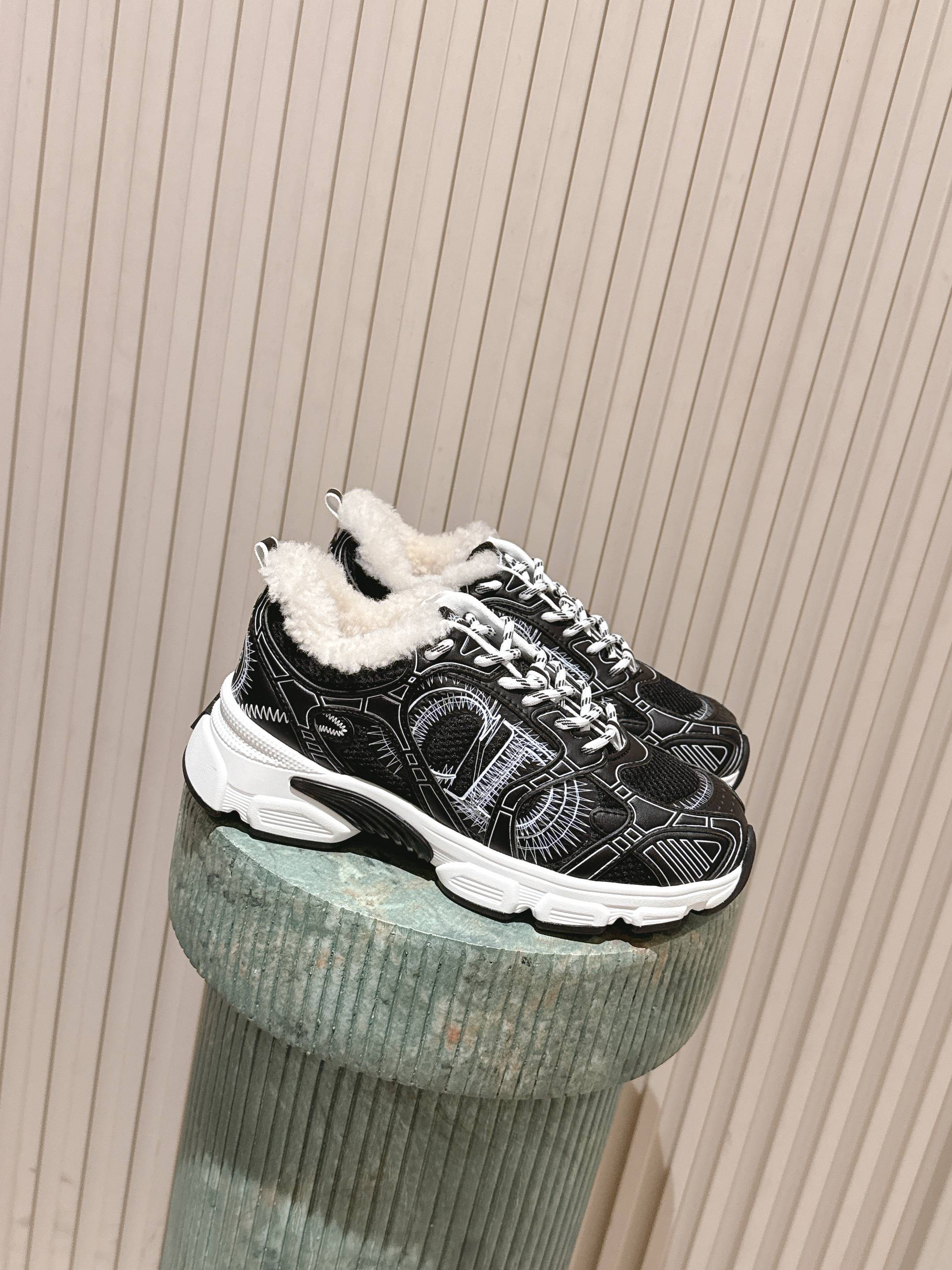 NO:613566,Top version: Dio* dad shoe series. The shoe shape is a dad shoe silhouette, which combines breathable mesh fabric and thick rubber outsole. The shoe opening is filled with wool lining, which has both fashion sense and winter warmth. The shoe body has tough lines and is available in multiple colors to meet simple or personalized matching needs. It combines the 'trend sense of street dad shoes' with the 'warmth attribute of plush lining' and is suitable for autumn and winter. It is suitable for casual scenes and can optimize body proportions through the thick sole design.  Upper cowhide, outsole original molded outsole, increased by 6cm, size women's size 35-40 (customized to 41), dad shoes, dior, cowhide19860909顶级版本:Dio* 老爹鞋系列 鞋型为老爹鞋轮廓,结合透气网眼布与厚底橡胶大底,鞋口处填充羊毛内里,兼具潮流感与冬季保暖性. 鞋身线条硬朗,多色可选,满足简约或个性的搭配需求.融合“街头老爹鞋的潮流感”与“毛绒内里的温暖属性”,适合秋冬季节,既适配休闲场景,又能通过厚底设计优化身材比例. 鞋面牛皮 大底原版开模大底 增高6cm size女码35-40码（41定做）,老爹鞋,dior,cowhide,Women's Shoes