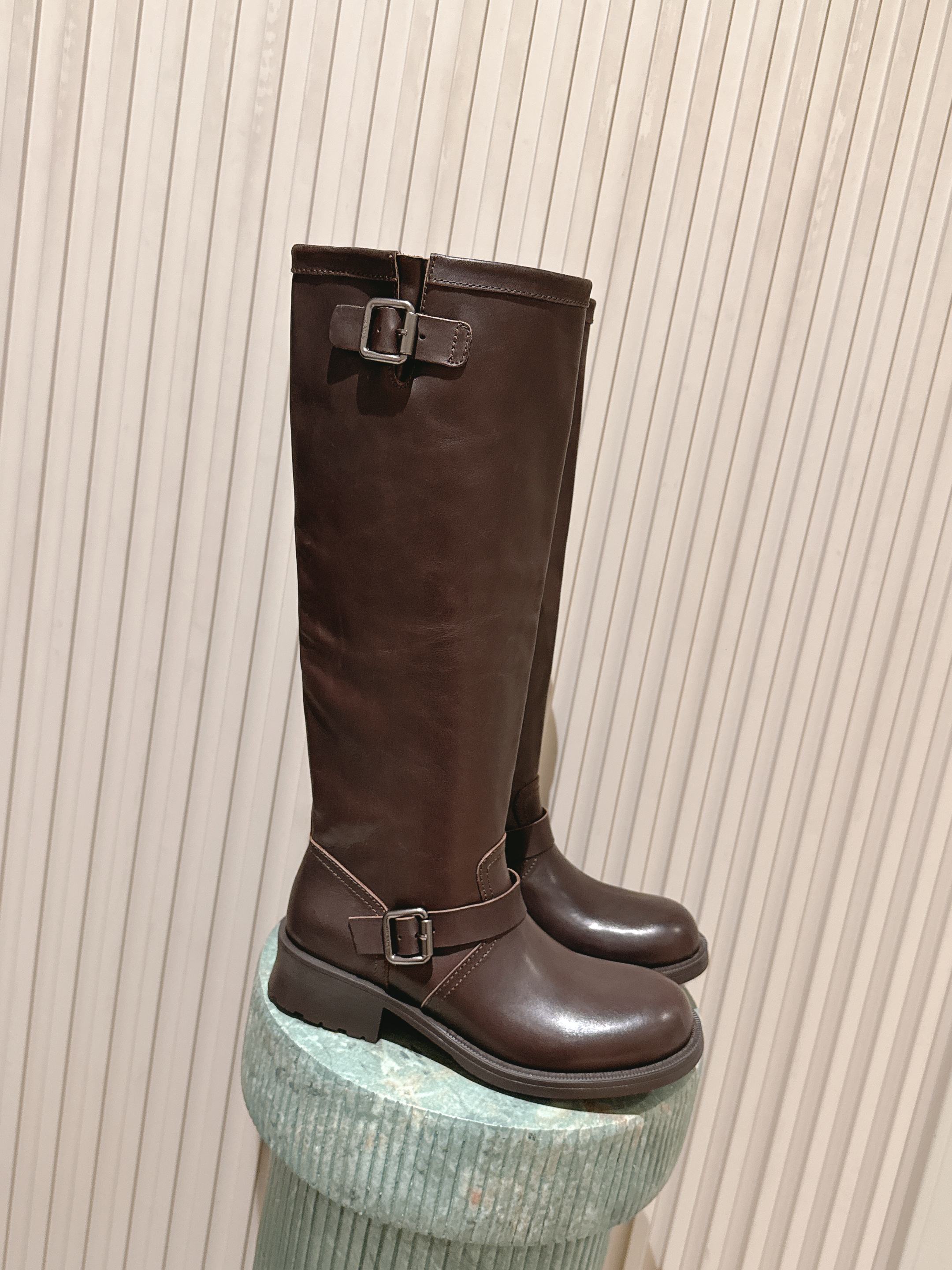 NO:613560,Purchasing agent level Prad retro modern Prada boots, short boots and pile boots. It is really a must-have boot this winter. It is full of looseness and super good-looking. It looks very heavy. It is unexpectedly light. It is quite comfortable and the boot part is soft and does not wear. It is a super good-looking and super fashionable boot. The leather is soft and elastic. Custom-made imported water-dyed vegetable tanned cowhide fabric for the upper. Custom-made cow suede for the lining. Custom-made leather combination TPU outsole for the sole.  Size35～40 (40 customized), boots, prada, prada, boots, cowhide19860909代购级 Prad复古摩登普拉达长靴短靴堆堆靴 真的是这个冬天必入的一款靴子,满满的松弛感,超级好看～看上去以为很重 意外的轻便～还蛮舒服、靴子的部分是软的不会磨 超级好看超级时髦感的一款靴子~皮质柔软富有弹性高 鞋面定制进口水染植鞣牛皮面料 内里定制牛反绒 鞋底私模定制真皮组合TPU大底 Size35～40（40定做）,靴子,prada,prada,boots,cowhide,Women's Shoes