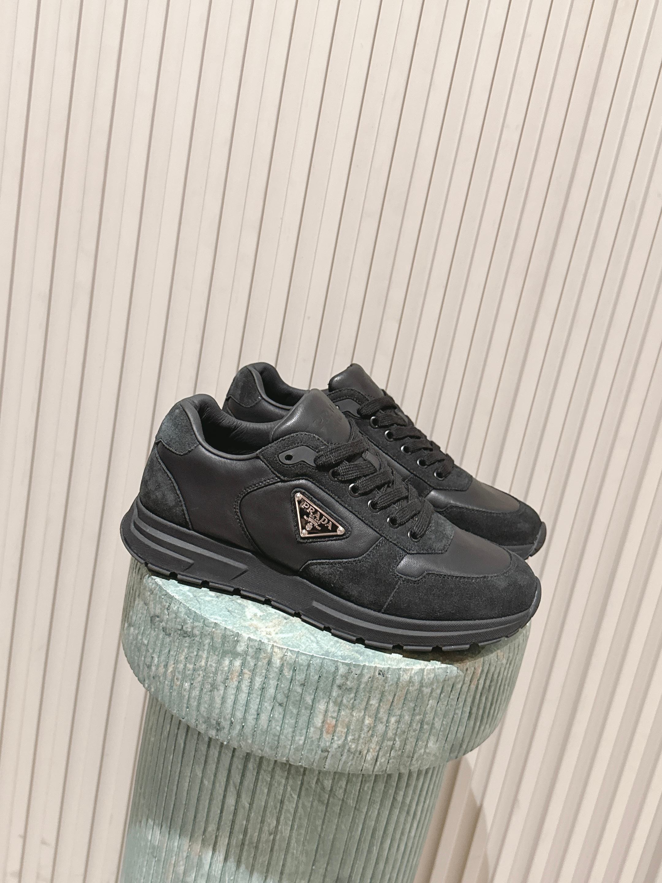 NO:615010,Top version Prada Men's Triangle Logo Thick Sole Casual Sneakers This leather sneaker is full of sporty energy, practical and modern, with comfortable rubber sole. The Prada logo is interpreted from different angles and decorated with the iconic enameled triangle metal logo, highlighting the unique classic charm. The delivery counter is beautifully packaged. The fabric is original custom-made imported cowhide. The lining is imported warm sheepskin. The sole is made of original open-molded foam rubber. Size:  38-45 (customized at 38.45), casual shoes/sports shoes, prada, prada, sneakers, cowhide, sheepskin19860909顶级版本 Prada普拉达 男款 三角标 厚底 休闲 运动鞋 这款皮革运动鞋充满运动活力,实用而现代,搭配舒适的橡胶鞋底.通过不同角度演绎Prada徽标,饰有标志性的涂珐琅三角形金属徽标,彰显别具一格的经典魅力 配送专柜精美包装 面料原版定制进口牛皮 内里进口保暖羊皮 鞋底原版开模发泡橡胶材质 Size: 38-45（38.45定做）,休闲鞋/运动鞋,prada,prada,sneakers,cowhide,sheepskin,Women's Shoes