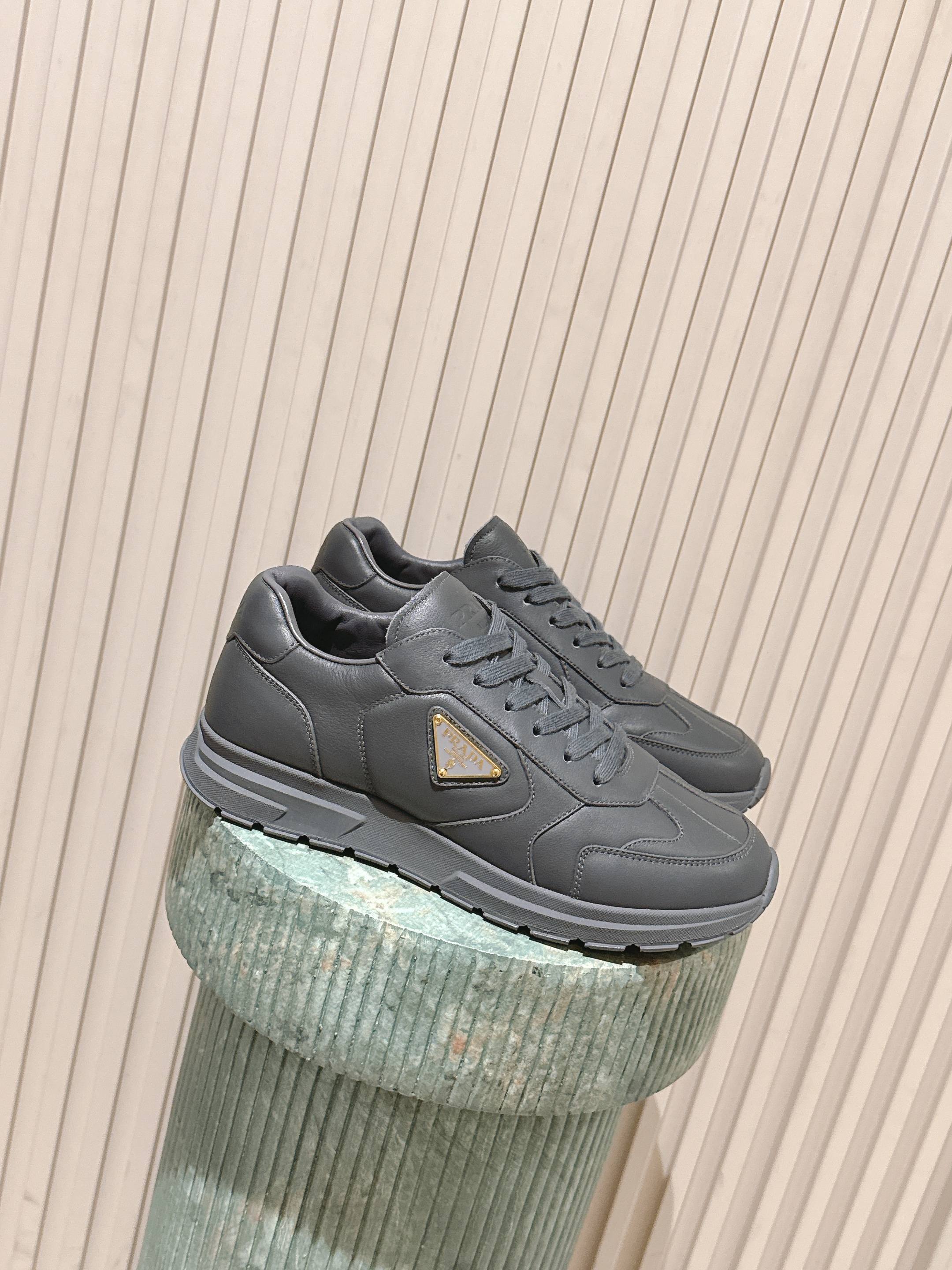 NO:615014,The top version comes with Prada Men's Triangle Logo Thick Sole Casual Sneakers. This leather sneaker is full of sporty energy, practical and modern, with comfortable rubber soles. The Prada logo is interpreted from different angles and decorated with the iconic enameled triangle metal logo, highlighting the unique classic charm. The delivery counter is beautifully packaged. The fabric is original custom-made imported cowhide. The lining is imported warm sheepskin. The sole is made of original open-molded foam rubber. Size:  38-45 (customized at 38.45), casual shoes/sports shoes, prada, prada, sneakers, cowhide, sheepskin19860909顶级版本顶配 Prada普拉达 男款 三角标 厚底 休闲 运动鞋 这款皮革运动鞋充满运动活力,实用而现代,搭配舒适的橡胶鞋底.通过不同角度演绎Prada徽标,饰有标志性的涂珐琅三角形金属徽标,彰显别具一格的经典魅力 配送专柜精美包装 面料原版定制进口牛皮 内里进口保暖羊皮 鞋底原版开模发泡橡胶材质 Size: 38-45（38.45定做）,休闲鞋/运动鞋,prada,prada,sneakers,cowhide,sheepskin,Women's Shoes