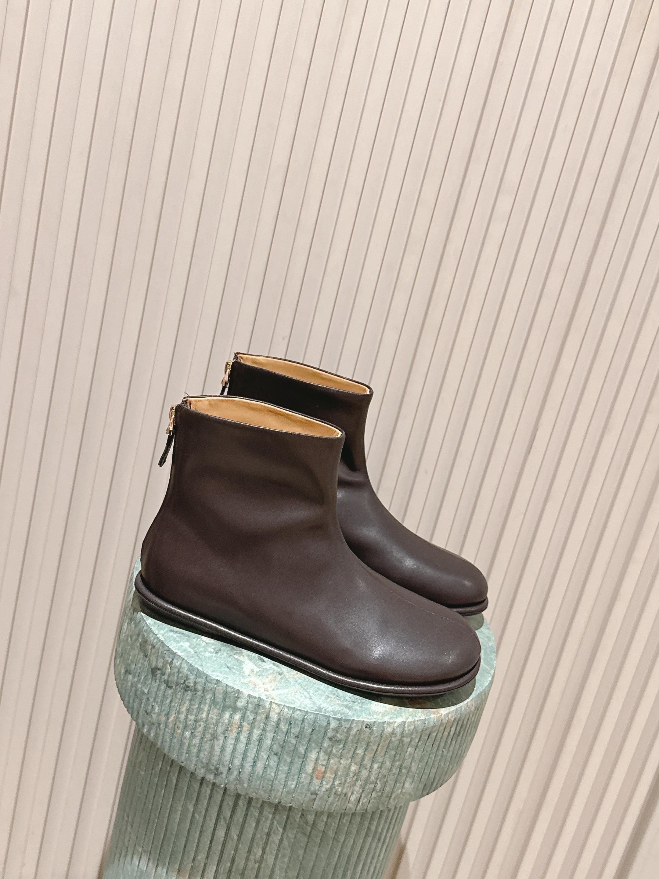 NO:613544,Purchasing agent level The row mid-calf boots, minimalist high-end flat boots, suede leather is super soft, you can't put it down, unique style, fall in love at first sight, row will always be so popular. The imported suede upper is a one-to-one replica of the original, the lining is imported cowhide, and the foot pads are cowhide. The sole is imported rubber mold outsole, Size#35-41 (40 41 custom-made, non-returnable), boots, boots, cowhide, chamois leather19860909代购级 The row中筒靴,极简高级平底靴,麂皮皮超级柔软 爱不释手,独特风格,一眼爱上,row就是永远这么受欢迎. 鞋面进口麂皮 原版一比一复刻, 内里进口客供牛皮,垫脚牛皮 鞋底进口橡胶模具大底, Size#35-41（40 41订做不退换）,靴子,boots,cowhide,chamois leather,Women's Shoes