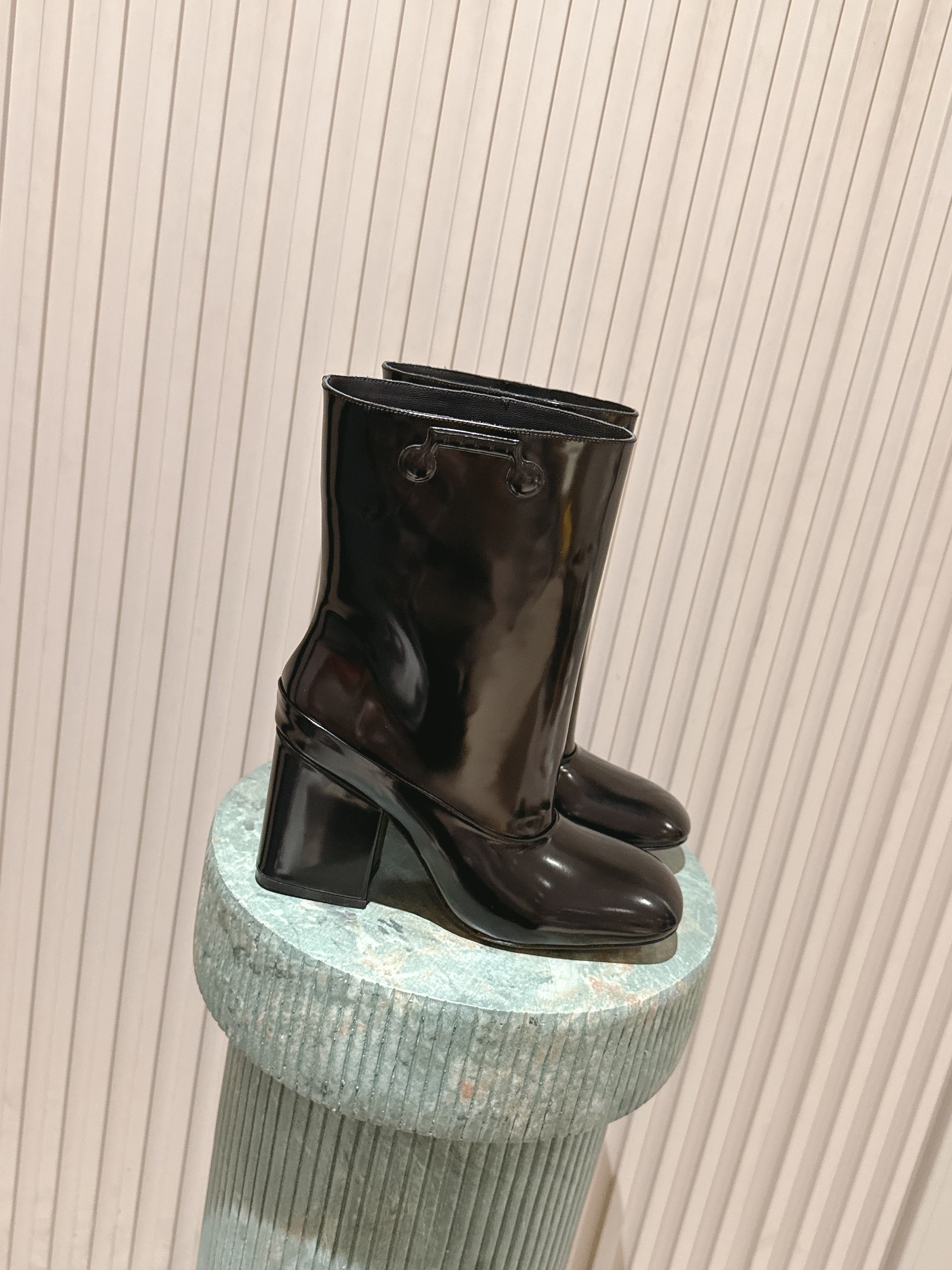NO:613525,The top version of short boots purchasing agent Marni 25ss new black glossy boots. The shoe shape is long-tube design, which fits the calf line. It is matched with a thick heel to enhance the aura while ensuring a certain stability. The shoe body has metal buckle details, which adds sophistication and design highlights to the overall shape. The round toe design not only modifies the foot shape, but also increases the comfort of wearing.  Paired with gray suit pants, a white shirt, and a black windbreaker, it not only shows a sense of professional sophistication, but also breaks the monotony of commuting wear because of the fashionable design of the shoes, which is suitable for working women to create a personalized commuting look. Open edge beaded cow lining on the upper, sheep lining on the lining, genuine leather outsole/leather bag heel, Size 35-40 (40 orders made, non-refundable), boots, marni, boots, shirts, business suit, Leather soles19860909顶级版本短靴代购级Marni 25ss 新款黑色亮面长筒靴 鞋型为长筒设计,贴合小腿线条；搭配粗跟,提升气场的同时保证了一定的稳定性；鞋身带有金属扣饰细节,为整体造型增添精致感与设计亮点；圆头设计在修饰脚型的同时,增加了穿着的舒适度. 搭配灰色西装裤和白色衬衫,外搭黑色风衣,既展现职业的干练感,又因鞋子的时尚设计打破通勤穿搭的单调,适合职场女性打造个性通勤造型. 鞋面开边珠牛里 内里羊里 大底真皮大底/面皮包跟 Size35-40（40订做不退换）,靴子,marni,boots,shirts,business suit,Leather soles,Women's Shoes
