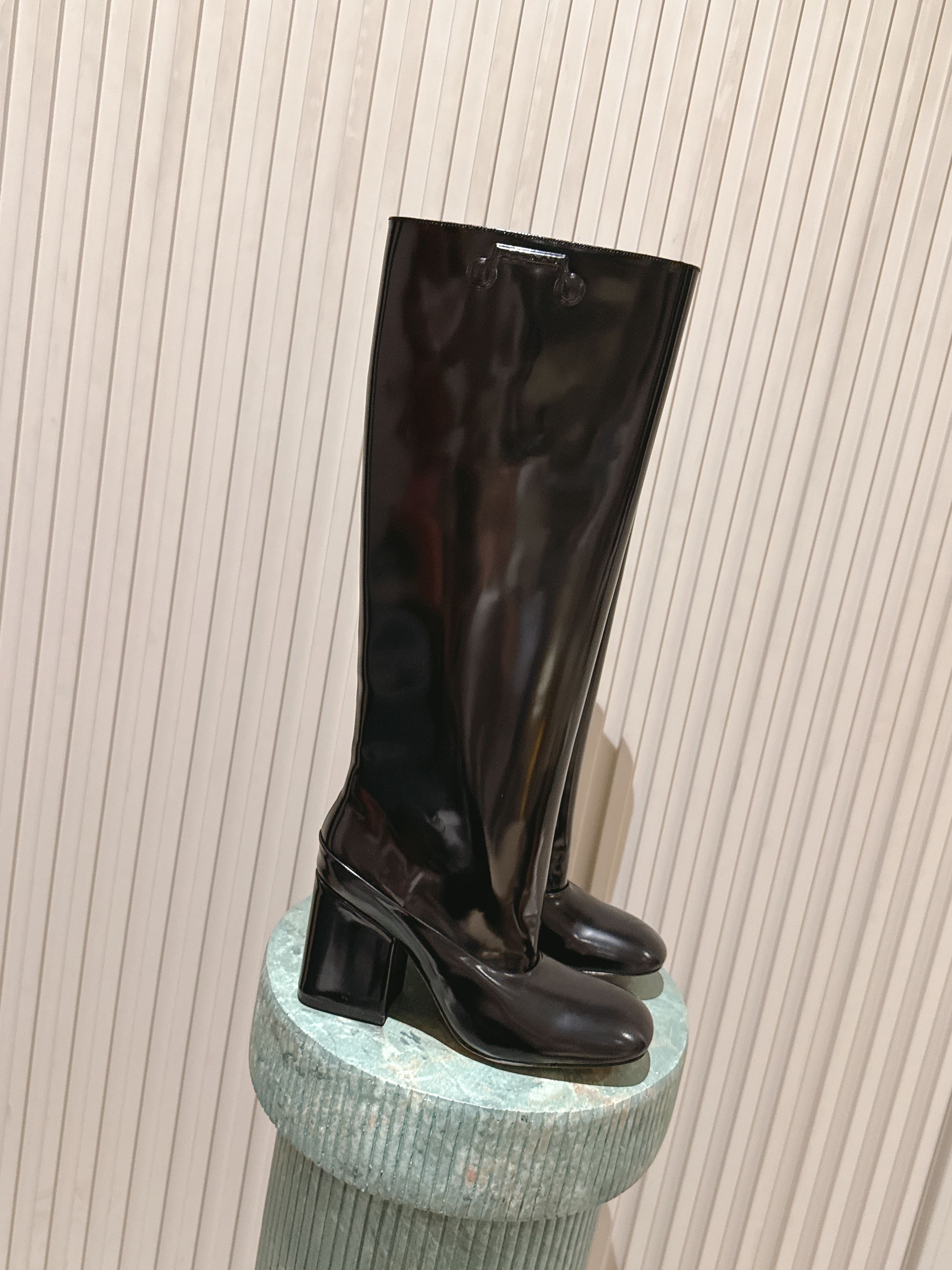 NO:613529,Top version: Purchasing-grade Marni 25ss new black glossy boots. The shoe shape is long-shaped and fits the calf line. It is matched with a thick heel to enhance the aura while ensuring a certain degree of stability. The shoe body has metal buckle details, which adds sophistication and design highlights to the overall shape. The round toe design not only modifies the foot shape, but also increases the comfort of wearing.  Paired with gray suit pants, a white shirt, and a black windbreaker, it not only shows a sense of professional sophistication, but also breaks the monotony of commuting wear because of the fashionable design of the shoes, which is suitable for working women to create a personalized commuting look. Open edge beaded cow lining on the upper, sheep lining on the lining, genuine leather outsole/leather bag heel, Size 35-40 (40 orders made, non-refundable), boots, marni, boots, shirts, business suit, Leather soles19860909顶级版本: 代购级Marni 25ss 新款黑色亮面长筒靴 鞋型为长筒设计,贴合小腿线条；搭配粗跟,提升气场的同时保证了一定的稳定性；鞋身带有金属扣饰细节,为整体造型增添精致感与设计亮点；圆头设计在修饰脚型的同时,增加了穿着的舒适度. 搭配灰色西装裤和白色衬衫,外搭黑色风衣,既展现职业的干练感,又因鞋子的时尚设计打破通勤穿搭的单调,适合职场女性打造个性通勤造型. 鞋面开边珠牛里 内里羊里 大底真皮大底/面皮包跟 Size35-40（40订做不退换）,靴子,marni,boots,shirts,business suit,Leather soles,Women's Shoes