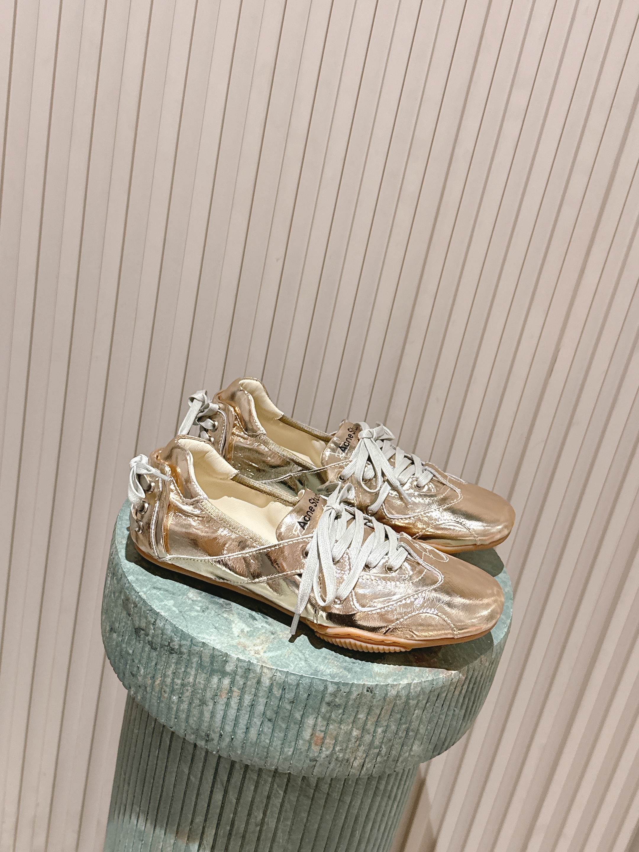 NO:613521,New color for top version: Acne Studio*25s ballet style bow tie sneakers, girly and easy to wear!  25c’s latest spring and summer series acne launches sneakers in ballet style!  I really want to brag!  So creative!  Two different styles merged together!  The elegance and beauty of ballet!  The power of sneaker sports style!  Like the sun rising in spring!  Warmth and beauty bring about the miracle of recovery of all things!  Different layers of fabric on the upper are paired with bows!  Full of fun and beauty!  !  Material: cowhide/fabric, lining, sheep lining, outsole, pure natural rubber outsole, shoe size 35-39 (40 customized, non-returnable), ballet shoes,acne studios,dior,cowhide19860909顶级版本新播色:Acne Studio*25s 芭蕾风蝴蝶结绑带球鞋 又少女 又好穿！25c最新款春夏系列 acne推出球鞋做成芭蕾风格！我真的要大夸特夸了！创意十足！两种不同的风格融合到一起！芭蕾的优雅与美丽！球鞋运动风带来的力量！就像春天初生的太阳！温暖美好的带来万物复苏的奇迹！鞋面不同层次的布料搭配蝴蝶结！充满了趣味性的美好！！ 材质牛皮/布艺 内里羊里 大底纯天然橡胶大底 鞋码35-39（40定制不退换）,芭蕾舞鞋,acne studios,dior,cowhide,Women's Shoes