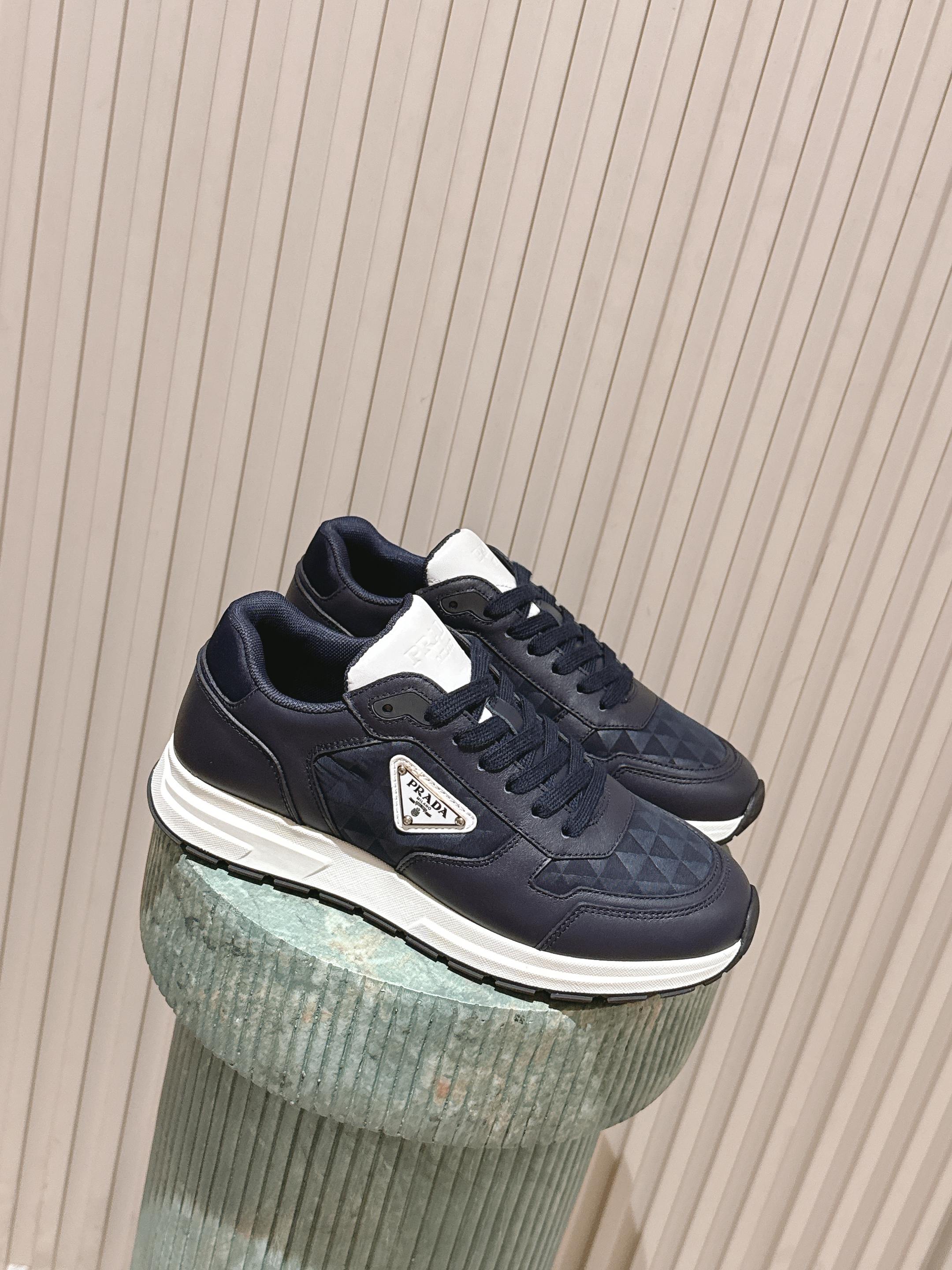 NO:613532,The top version of Prada/Prada Prax 01 regenerated nylon and bright suede cow leather sneakers!  This sneaker combines an elegant and innovative design with the classic textures of the Prada collection. It is made of regenerated nylon and glossy cow leather. The innovative regenerated nylon is made of recycled plastic. The triangle logo gives a new sporty vitality and is eye-catching on the side of the shoe. The thick sole gives the overall silhouette a unique mix and match charm. ●Shoelaces ●Enameled triangle logo on the upper ●Prada Milano screen-printed logo on the tongue ●Lightweight sole with notched welt  ·45 mm sole ●Removable insole, size 38-46 (customized at 38.45.46), casual shoes/sports shoes, prada, prada, sneakers, cowhide19860909顶级版本 Prada/普拉达 Prax 01 再生尼龙与亮反绒牛皮革运动鞋！这款运动鞋融合优雅而创新的设计,搭配Prada系列经典的质.采用再生尼龙与亮面牛皮革打造,创新的再生尼龙以 收的塑料制成.三角形徽标焕发出新的运动活力,在鞋侧引目,厚底使整体廓形充满独特的混搭魅力. ●鞋带 ●鞋面涂珐琅三角形徽标 ●鞋舌饰有Prada Milano丝网印花徽标 ●轻盈鞋底搭配凹口沿条 ·45毫米鞋底●可拆卸鞋垫 尺码38-46（38.45.46订做）,休闲鞋/运动鞋,prada,prada,sneakers,cowhide,Women's Shoes