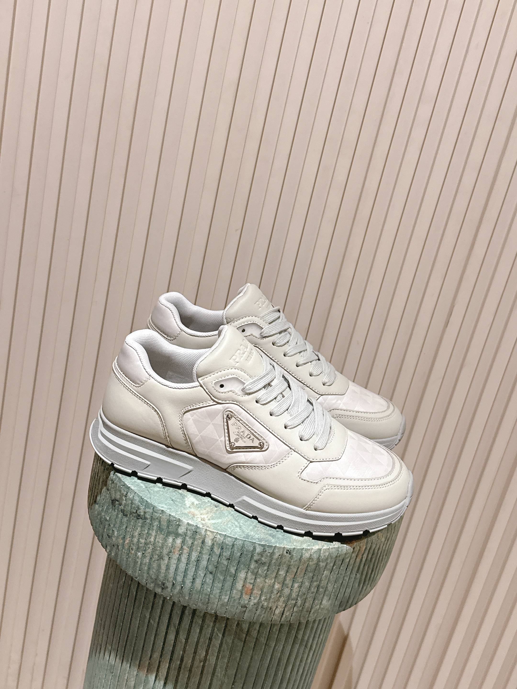 NO:613536,The top version of Prada/Prada Pr 01 regenerated nylon and bright suede cow leather sneakers!  This sneaker combines an elegant and innovative design with the classic textures of the Prada collection. It is made of regenerated nylon and glossy cow leather. The innovative regenerated nylon is made of recycled plastic. The triangle logo gives a new sporty vitality and is eye-catching on the side of the shoe. The thick sole gives the overall silhouette a unique mix and match charm. ●Shoelaces ●Enameled triangle logo on the upper ●Prada Milano screen-printed logo on the tongue ●Lightweight sole with notched welt  ·45 mm sole ●Removable insole, size 38-46 (customized at 38.45.46), casual shoes/sports shoes, prada, prada, sneakers, cowhide19860909顶级版本 Prada/普拉达 Pr 01 再生尼龙与亮反绒牛皮革运动鞋！这款运动鞋融合优雅而创新的设计,搭配Prada系列经典的质.采用再生尼龙与亮面牛皮革打造,创新的再生尼龙以 收的塑料制成.三角形徽标焕发出新的运动活力,在鞋侧引目,厚底使整体廓形充满独特的混搭魅力. ●鞋带 ●鞋面涂珐琅三角形徽标 ●鞋舌饰有Prada Milano丝网印花徽标 ●轻盈鞋底搭配凹口沿条 ·45毫米鞋底●可拆卸鞋垫 尺码38-46（38.45.46订做）,休闲鞋/运动鞋,prada,prada,sneakers,cowhide,Women's Shoes