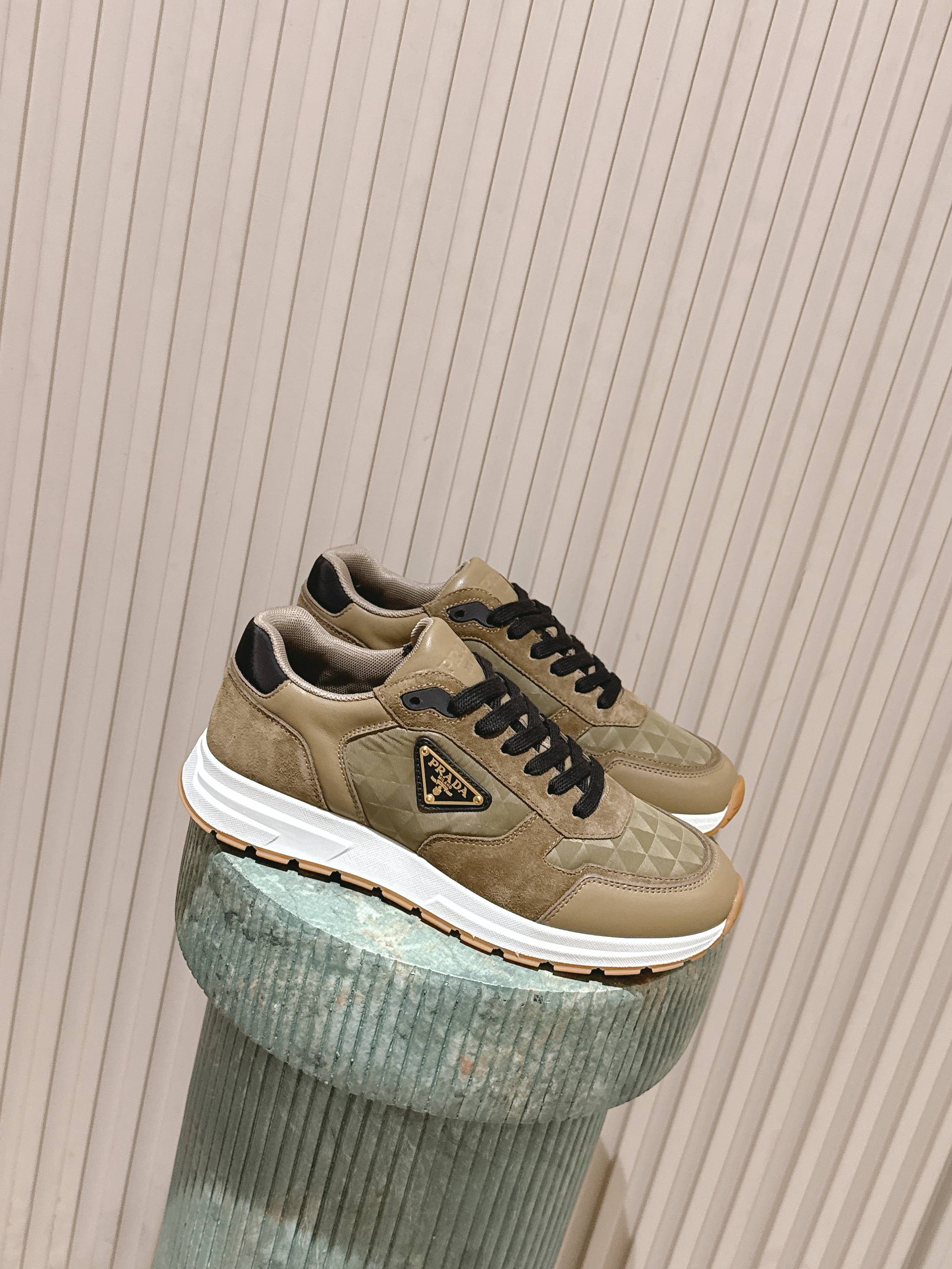 NO:613540,The top version of Prada/Prada Prax 01 regenerated nylon and bright suede cow leather sneakers!  This sneaker combines an elegant and innovative design with the classic textures of the Prada collection. It is made of regenerated nylon and glossy cow leather. The innovative regenerated nylon is made of recycled plastic. The triangle logo gives a new sporty vitality and is eye-catching on the side of the shoe. The thick sole gives the overall silhouette a unique mix and match charm. ●Shoelaces ●Enameled triangle logo on the upper ●Prada Milano screen-printed logo on the tongue ●Lightweight sole with notched welt  ·45 mm sole ●Removable insole, size 38-46 (customized at 38.45.46), casual shoes/sports shoes, prada, prada, sneakers, cowhide19860909顶级版本 Prada/普拉达 Prax 01 再生尼龙与亮反绒牛皮革运动鞋！这款运动鞋融合优雅而创新的设计,搭配Prada系列经典的质.采用再生尼龙与亮面牛皮革打造,创新的再生尼龙以 收的塑料制成.三角形徽标焕发出新的运动活力,在鞋侧引目,厚底使整体廓形充满独特的混搭魅力. ●鞋带 ●鞋面涂珐琅三角形徽标 ●鞋舌饰有Prada Milano丝网印花徽标 ●轻盈鞋底搭配凹口沿条 ·45毫米鞋底●可拆卸鞋垫 尺码38-46（38.45.46订做）,休闲鞋/运动鞋,prada,prada,sneakers,cowhide,Women's Shoes