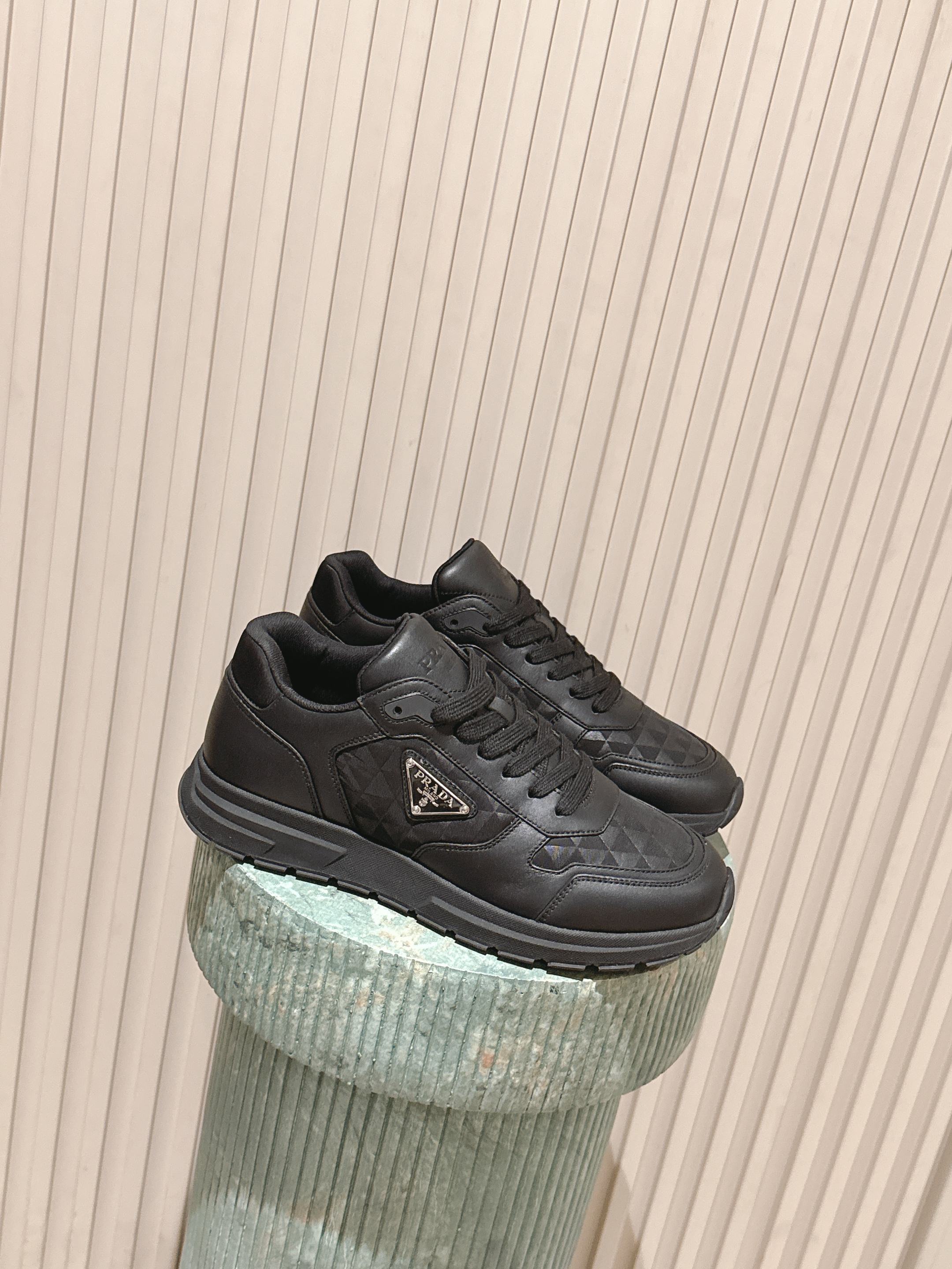 NO:615018,The top version of Prada/Prada Prax 01 regenerated nylon and bright suede cow leather sneakers!  This sneaker combines an elegant and innovative design with the classic textures of the Prada collection. It is made of regenerated nylon and glossy cow leather. The innovative regenerated nylon is made of recycled plastic. The triangle logo gives a new sporty vitality and is eye-catching on the side of the shoe. The thick sole gives the overall silhouette a unique mix and match charm. ●Shoelaces ●Enameled triangle logo on the upper ●Prada Milano screen-printed logo on the tongue ●Lightweight sole with notched welt  ·45 mm sole ●Removable insole, size 38-46 (customized at 38.45.46), casual shoes/sports shoes, prada, prada, sneakers, cowhide19860909顶级版本 Prada/普拉达 Prax 01 再生尼龙与亮反绒牛皮革运动鞋！这款运动鞋融合优雅而创新的设计,搭配Prada系列经典的质.采用再生尼龙与亮面牛皮革打造,创新的再生尼龙以 收的塑料制成.三角形徽标焕发出新的运动活力,在鞋侧引目,厚底使整体廓形充满独特的混搭魅力. ●鞋带 ●鞋面涂珐琅三角形徽标 ●鞋舌饰有Prada Milano丝网印花徽标 ●轻盈鞋底搭配凹口沿条 ·45毫米鞋底●可拆卸鞋垫 尺码38-46（38.45.46订做）,休闲鞋/运动鞋,prada,prada,sneakers,cowhide,Women's Shoes