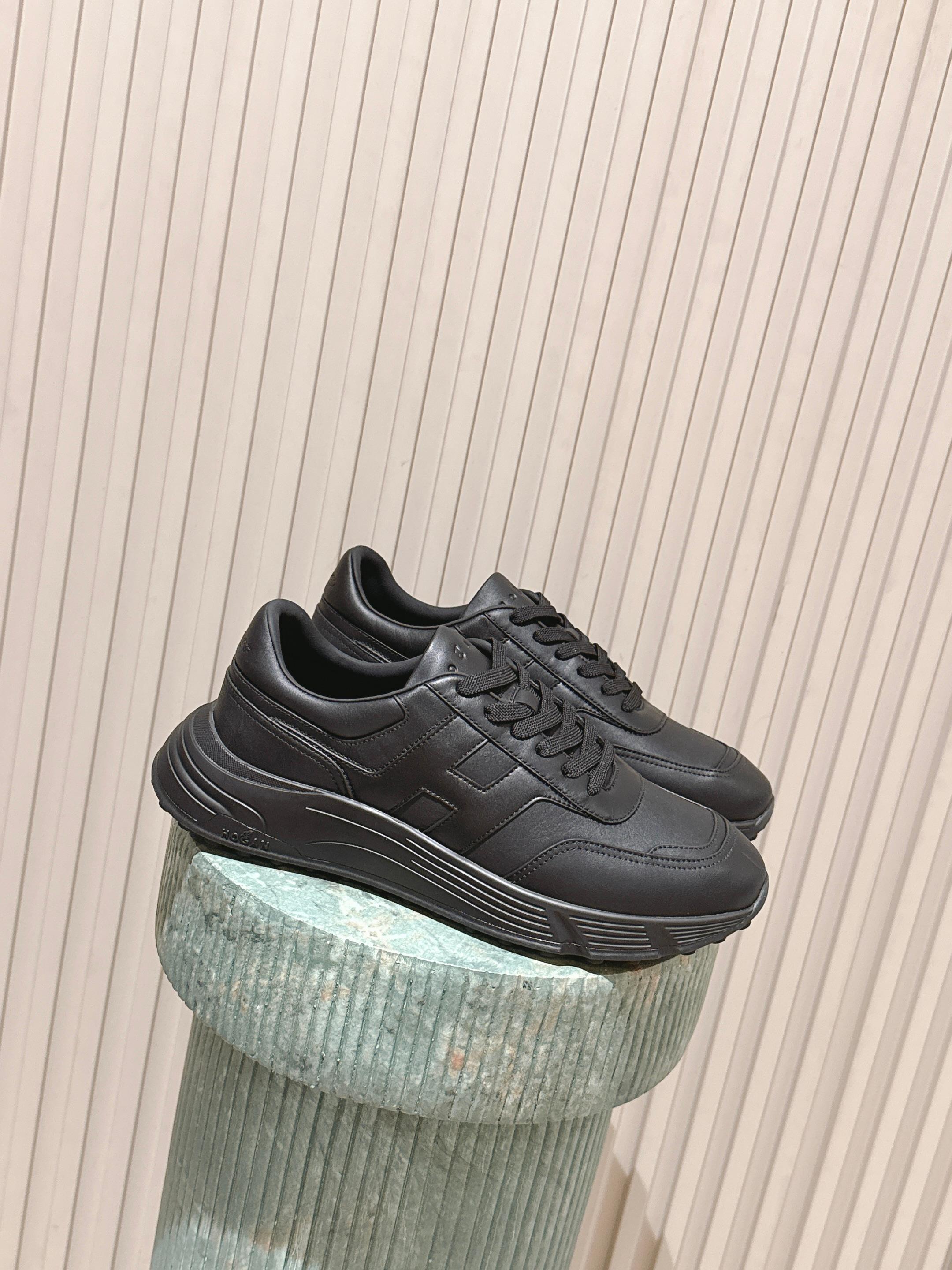 NO:613556,Top version Hogan Hogan 2025 men's casual sports shoes, high-end lace-up sneakers. This model is endorsed by Wu Lei. The same model at the counter. Futuristic luxury style. New lnteractive cube series. Imported Italian flocked suede cowhide + breathable Mesh mesh fabric + streamlined shoe body + super H letter design on the side. Texture layered lightweight sole. Memory foam insole. Increased anti-slip and wear-resistant IP classic outsole. Super comfortable on the foot. A must-have for trendy men.  Size: 38-46 (38.45.46 customized), casual shoes/sports shoes, hogan, sneakers, cowhide19860909顶级版本 Hogan霍根2025男士休闲运动鞋 高端系带板鞋 这款由吴磊倾情代言 专柜同款 未来主义 奢潮款 全新lnteractive cube系列 进口意大利进口植绒牛反绒牛皮+透气Mesh网布打造+流线型鞋身+侧超H字母设计 纹理层次感轻质鞋底 记忆泡沫内底 增高防滑耐磨IP经典大底 上脚超舒适 潮男必备款 码数:38-46（38.45.46定做）,休闲鞋/运动鞋,hogan,sneakers,cowhide,Women's Shoes