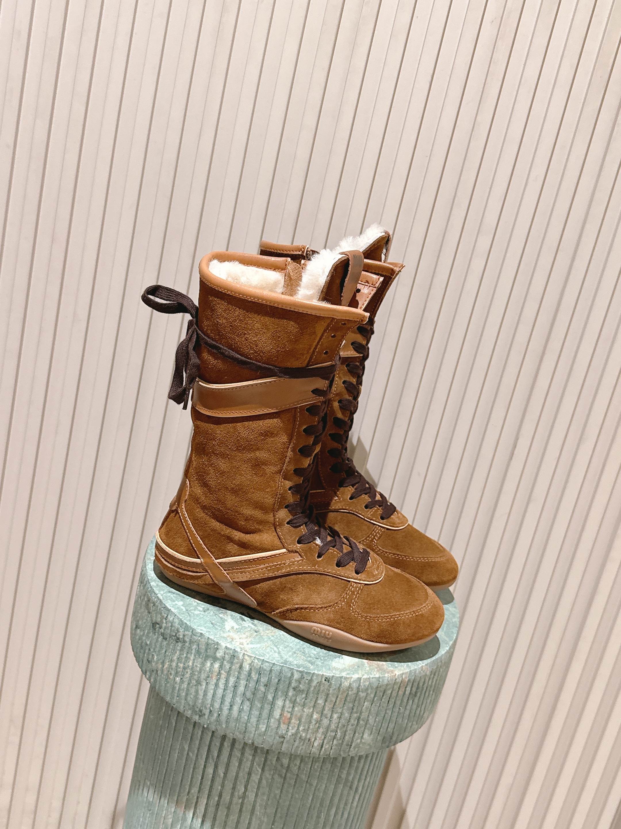 NO:613552,Purchasing agent Miu Miu 25ss spring and summer new catwalk MiuMiu moral training boxing boots close-up of show craftsmanship details from the Miu Miu series. The trend element of the new season is a multi-faceted collision with the concept of love at the moment, conveying modern style~ It looks good no matter how you wear it. This summer’s fashionista’s favorite does not look very comfortable and is super comfortable on the feet. The fabric is imported cow suede, wool lining, outsole and original sole. Size#Female 35-40 (40)  Custom-made (non-refundable), boots, miumiu, boots19860909代购级 Miu Miu 25ss 春夏新款走秀MiuMiu 德训 拳击靴 秀场工艺来自Miu Miu系列的细节特写 新季的潮流要素一 与此刻挚爱的概念,多元对撞,传达现代风格~ 怎么穿都好看今夏时髦精最爱 看起来不怎么舒服 上脚超级舒服 面料进口牛反绒 内里羊毛内里 大底原版鞋底 Size#女35-40（40 订做不退换）,靴子,miumiu,boots,Women's Shoes