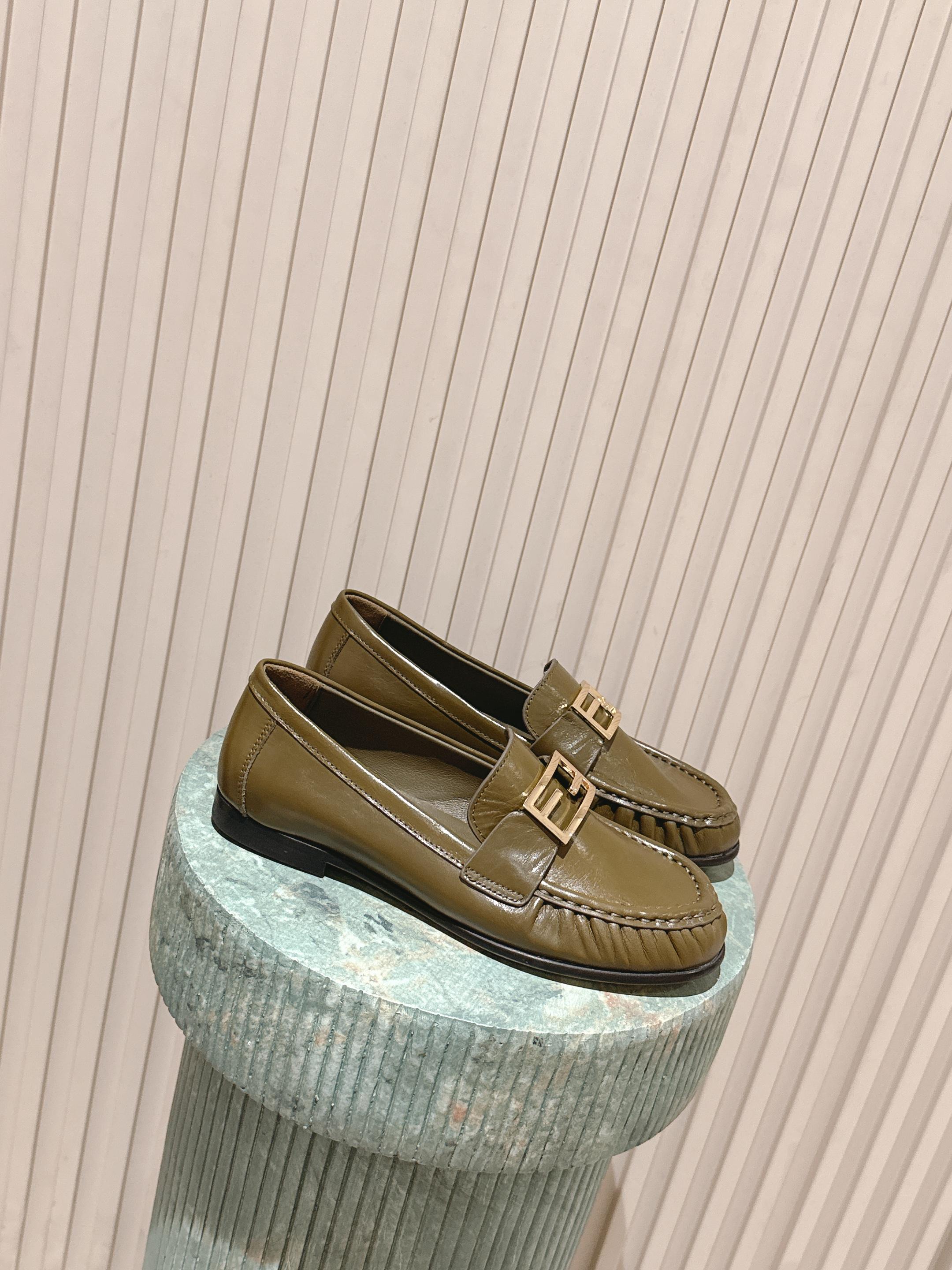 NO:615410,Top version: Fendi 26 spring style new single shoes, small leather shoes, loafers, last type, versatile and slim feet yyds. The shape is three-dimensional and full, handsome and comfortable on the feet. Very retro style, full of aura, the original metal buckle design style is very classic, the details are perfect, cool and trendy... The upper is imported calfskin, cow lining, and foot pads!  Size: 35-40, single shoes, fendi, fendi, loafers, cowhide19860909顶级版本: 芬迪 fendi 26春款 新款单鞋小皮鞋 乐福鞋 楦型百搭瘦脚yyds.造型立体饱满,帅气十足 上脚舒适 非常复古风、气场十足,原版金属扣设计风格非常经典 细节完美 酷炫 潮派... 鞋面进口小牛皮 牛里、垫脚！ Size: 35-40,单鞋,fendi,fendi,loafers,cowhide,Women's Shoes