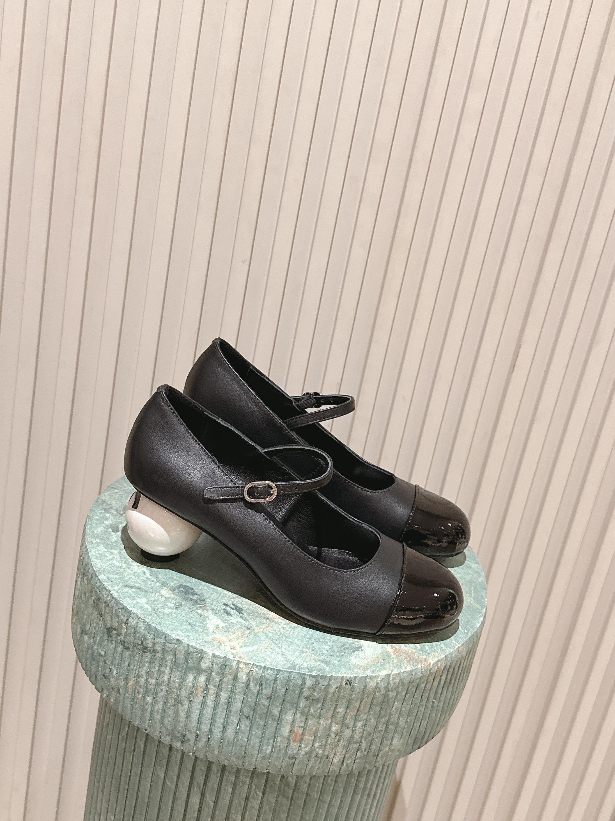 NO:615407,Top version: Chanel 25K new large pearl heel high-heeled shoes, last-shaped versatile slim feet yyds. Three-dimensional and full shape, comfortable on the feet, very trendy and full of aura, the original giant pearl heel design style is very classic, perfect details, cool and trendy... Imported sheepskin upper, sheepskin lining Size: 35-40, single shoes, chanel, chanel, sheepskin19860909顶级版本: 香奈儿 Chanel 25K 新款大珍珠跟高跟单鞋 楦型百搭瘦脚yyds.造型立体饱满, 上脚舒适 非常潮流风、气场十足,原版巨型珍珠跟设计风格非常经典 细节完美 酷炫 潮派... 鞋面进口羊皮 内里 羊皮 Size: 35-40,单鞋,chanel,chanel,sheepskin,Women's Shoes