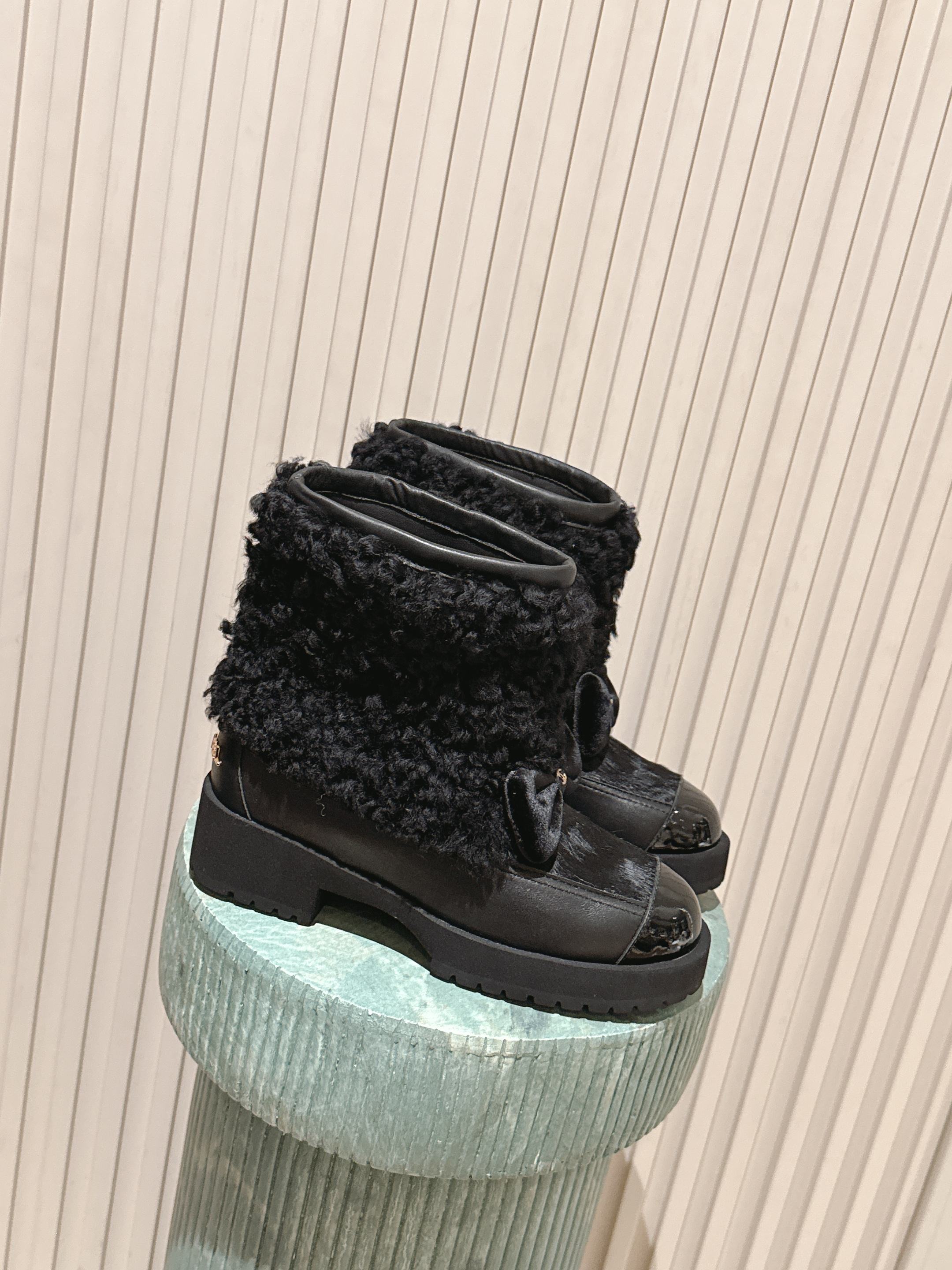 NO:615389,Top version: ordinary top-grade all-real wool: popular model Chanel 25N Coco Neige double C bow color-blocked thick-soled snow boots short boots. When the first snow in St. Moritz meets Parisian style, these snow boots have become a fashion footnote in winter. The brand's iconic double C and smart bow are intertwined. The classic gene is hidden in every detail, and the color-blocking design collides with the visual dialogue between the snowy mountains and the city.  Replicating Karl Lagerfeld's fusion aesthetic of sport and luxury. The thick-soled design hides a hidden thought. It not only continues the retro trend, but also quietly lengthens the leg lines, giving you long legs in an instant. From the ski resort to the streets, it can match the casualness of down jackets and echo the elegance of knitted skirts. These snow boots are not only a cold-proof item, but also a concrete expression of Xiaoxiang women's boldness and elegance, allowing winter to light up every ice and snow scene with iconic aesthetics.  The fabric is made of original customized sheepskin spliced with wool. The lining of the toes is made of sheepskin. The original molded custom anti-slip outsole size35-39 (customized 40/41), boots, chanel, chanel, boots, skirts, down jacket, sheepskin19860909顶级版本:普通顶级全真毛:火爆款 香奈儿 Chanel 25N Coco Neige双C蝴蝶结拼色厚底雪地靴短靴 当圣莫里茨的初雪邂逅巴黎格调 这款雪地靴便成了冬日的时尚注脚 品牌标志性双C与灵动蝴蝶结交织 将经典基因藏进每一处细节,拼色设计碰撞出雪山与都市的视觉对话 复刻卡尔·拉格斐笔下运动与奢华的融合美学 .厚底设计暗藏心机 既延续复古风潮 又悄然拉长腿部线条 让你瞬间拥有大长腿 从滑雪场到街头巷尾 既能适配羽绒服的随性 也能呼应针织裙的优雅. 这款雪地靴不只是御寒单品 更是小香女性大胆与优雅的具象表达 让冬日以标志性美学点亮每片冰雪场景. 面料采用原版定制羊皮拼接羊毛 内里踮脚均为羊皮 原版开模定制防滑大底 size35-39（40/41定制）,靴子,chanel,chanel,boots,skirts,down jacket,sheepskin,Women's Shoes