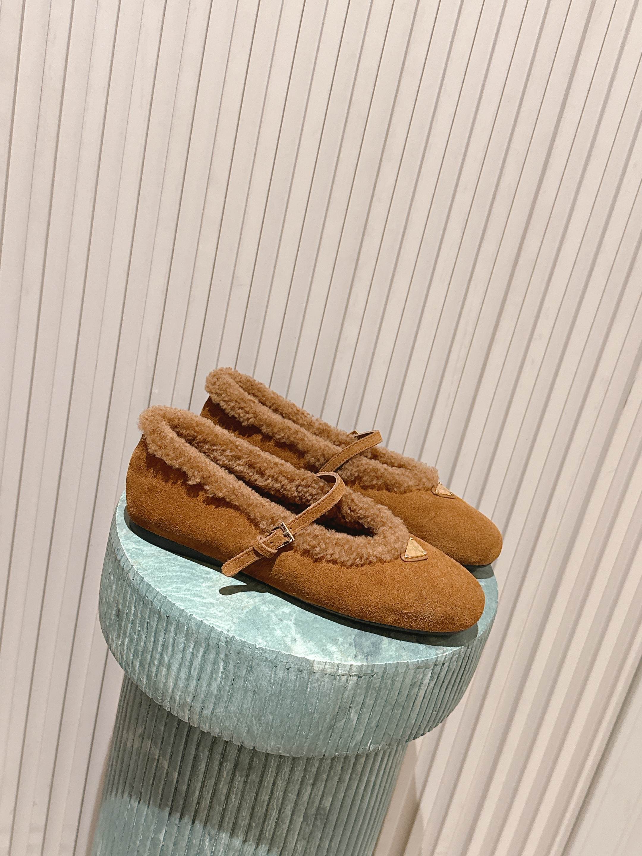 NO:615392,Top version:: Prada fur shoes Triangle ballet flats These Nappa wool ballet flats show elegance with a tapered silhouette. Designed with a round toe, classic lines with elegant details, decorated with an enameled triangle metal logo. The upper is decorated with ribbons and engraved logo metal buckles, enameled triangle metal logo, 5 mm integrated sole, decorated with heat-embossed logo. Wool upper, sheepskin lining on the foot.  Original molded rubber outsole, size 35-39 (40.41 custom-made, non-refundable), furry shoes, prada, prada, flats, sheepskin19860909顶级版本::Prada普拉达毛毛鞋 三角标芭蕾舞鞋平底鞋毛鞋 这款Nappa羊毛面包芭蕾平底鞋以锥形轮廓展现出优雅魅力.采用圆头设计,经典线条搭配雅致细节,饰有涂珐琅三角形金属徽标.鞋面点缀饰带与雕刻徽标金属搭扣,涂珐琅三角形金属徽标,5毫米一体式鞋底,饰有热压徽标 鞋面羊毛 垫脚内里羊皮 鞋底原版开模橡胶大底 码数35-39（40.41定做不退换）,毛毛鞋,prada,prada,flats,sheepskin,Women's Shoes