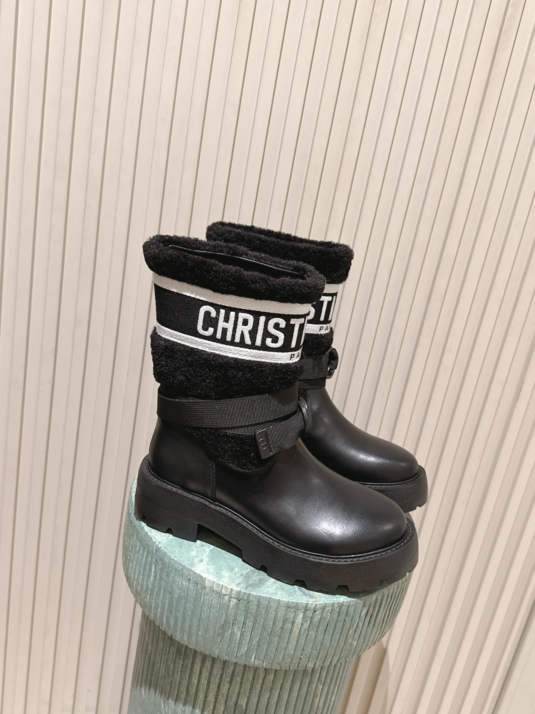 NO:615404,Top version: wool tube style!  !  Dior CD winter boots, retro work boots, mid-calf fur boots, lace-up wool boots, warm and elegant, full of temperament, easy to wear, good-looking and handsome, material upper, imported cowhide, wool lining, original molded TPU outsole, heel height: 3CM, size: 35-40, 41 orders, boots, dior, dior, boots, cowhide19860909顶级版本:羊毛筒款！！ Dior 迪奥CD 冬靴复古工装靴中筒毛靴 系带 羊毛靴筒 又暖和又高雅 气质满满 好穿好看又帅气 材质鞋面进口牛皮,羊毛内里垫脚 原版开模TPU大底 跟高:3CM 码数:35-40 41订,靴子,dior,dior,boots,cowhide,Women's Shoes