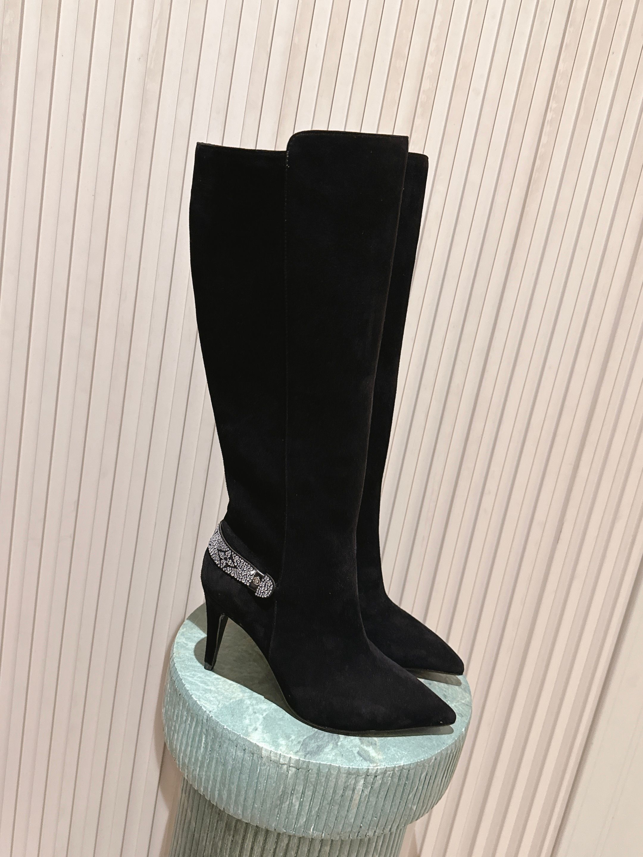 NO:615388,Top version LV donkey brand 25ss new autumn and winter sexy high-heeled high boots knight boots Martin boots last type versatile slim feet yyds. The shape is three-dimensional and full, the high-heeled queen style is very handsome and comfortable on the feet. Very retro style, full of aura, the original presbyopic and elastic design style is very classic, the details are perfect, cool and trendy... The upper is calfskin/sheep lining, and the feet are padded!  Genuine leather outsole Size: 35-39 (40 customized), boots, louis vuitton, louis vuitton, boots, cowhide, sheep, Leather soles19860909顶级版本 LV驴牌 25ss 新款秋冬性感高跟高筒靴骑士靴马丁靴 楦型百搭瘦脚yyds.造型立体饱满,高跟女王款帅气十足 上脚舒适 非常复古风、气场十足,原版老花加橡筋设计风格非常经典 细节完美 酷炫 潮派... 鞋面小牛皮/羊猄 牛里、垫脚！真皮大底 Size: 35-39（40定做）,靴子,louis vuitton,louis vuitton,boots,cowhide,sheep,Leather soles,Women's Shoes