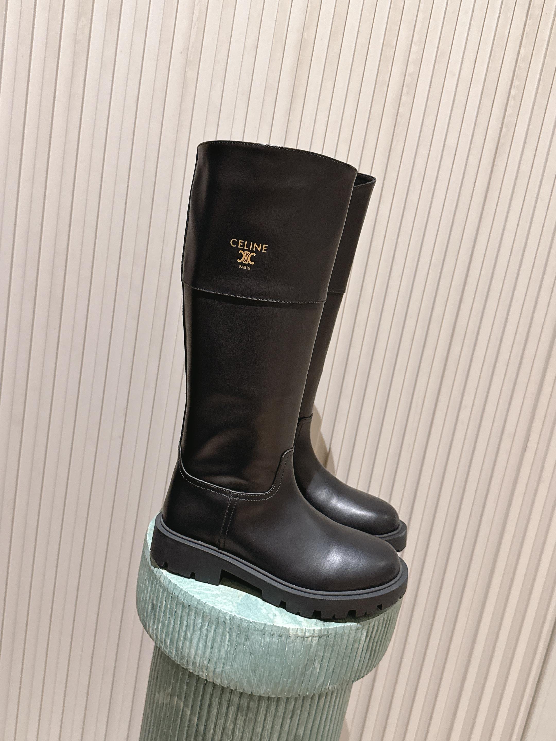 NO:615384,The top version is ordinary: Celine's new autumn and winter Arc de Triomphe boots, below the knee height, easy to control!  The small thick heel is very secure, so you don’t have to worry about comfort!  The Arc de Triomphe logo embossing is simple but exquisite!  Calfskin upper, Italian imported cowhide sole!  size 35-41,boots,celine,boots,cowhide19860909顶级版本普通:celine 秋冬凯旋门长靴新品 膝下的高度,轻松驾驭的！ 小粗跟很稳妥,舒适度不用担心呀！凯旋门logo压印,简单但不乏精致感！ 小牛皮鞋面,意大利进口牛皮底！ size 35-41,靴子,celine,boots,cowhide,Women's Shoes