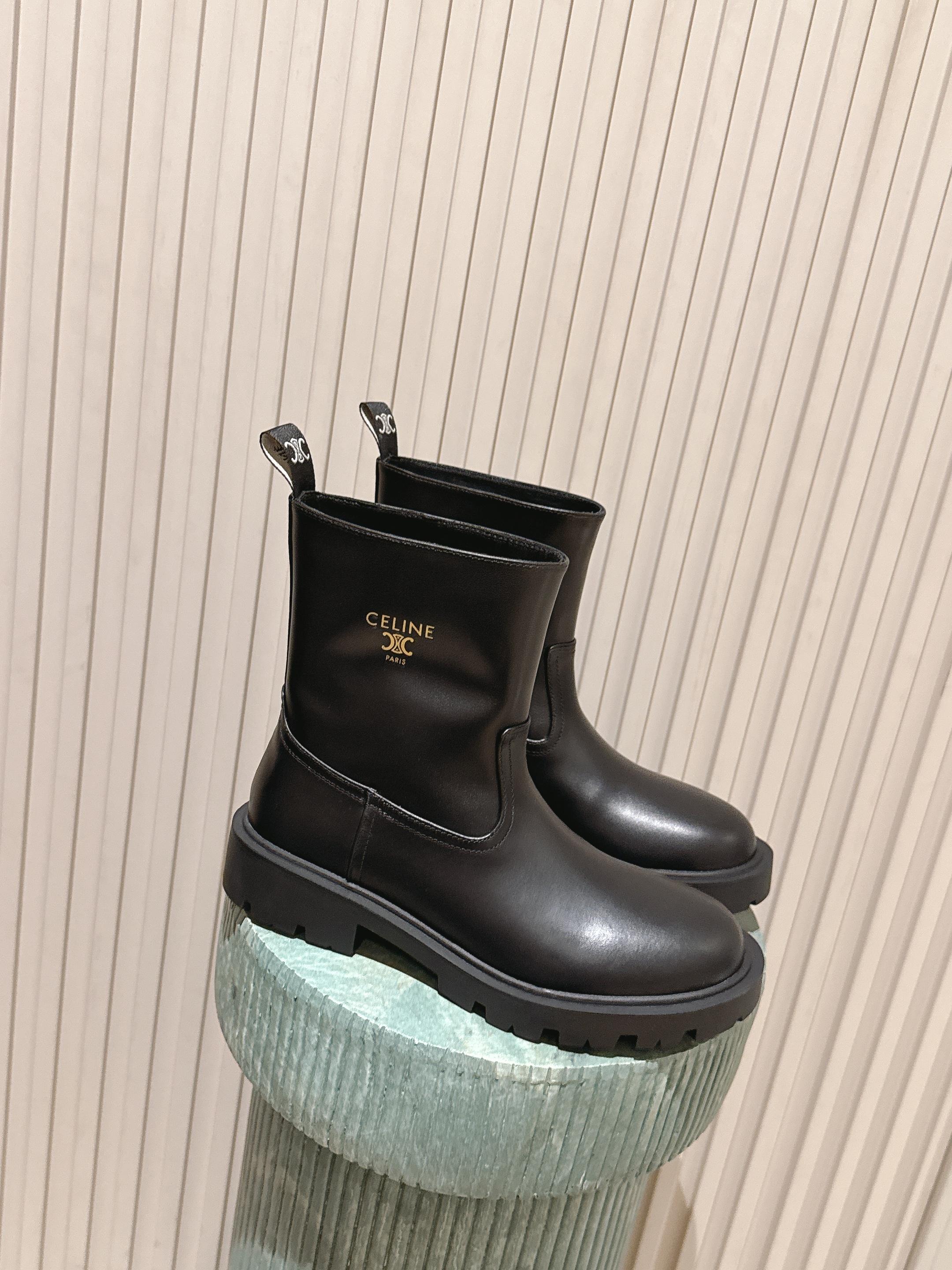 NO:615386,Top version::celine new autumn and winter Arc de Triomphe boots, below the knee height, easy to control!  The small thick heel is very secure, so you don’t have to worry about comfort!  The Arc de Triomphe logo embossing is simple but exquisite!  Calfskin upper, Italian imported cowhide sole!  size 35-41,boots,celine,boots,cowhide19860909顶级版本::celine 秋冬凯旋门长靴新品 膝下的高度,轻松驾驭的！ 小粗跟很稳妥,舒适度不用担心呀！凯旋门logo压印,简单但不乏精致感！ 小牛皮鞋面,意大利进口牛皮底！ size 35-41,靴子,celine,boots,cowhide,Women's Shoes