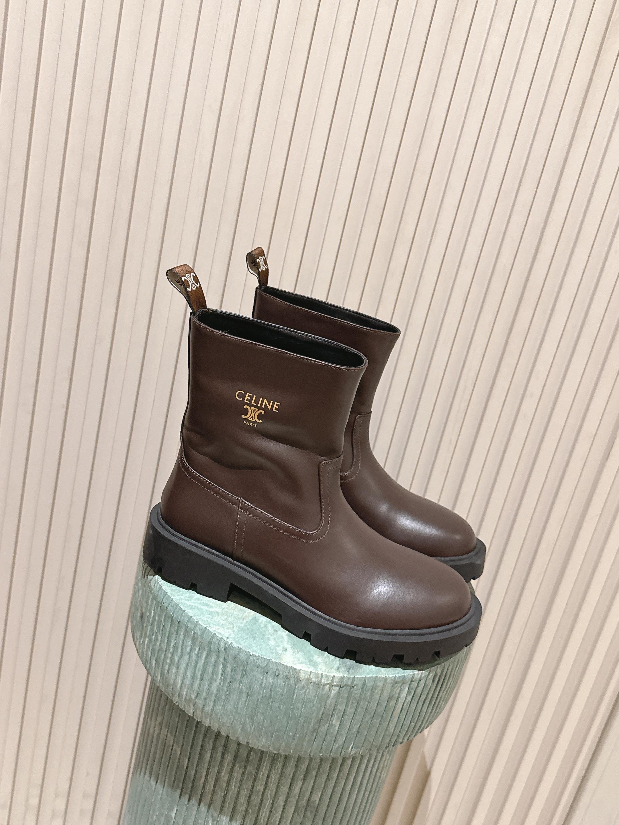 NO:615387,The top version is ordinary: Celine's new autumn and winter Arc de Triomphe boots, below the knee height, easy to control!  The small thick heel is very secure, so you don’t have to worry about comfort!  The Arc de Triomphe logo embossing is simple but exquisite!  Calfskin upper, Italian imported cowhide sole!  size 35-41,boots,celine,boots,cowhide19860909顶级版本普通:celine 秋冬凯旋门长靴新品 膝下的高度,轻松驾驭的！ 小粗跟很稳妥,舒适度不用担心呀！凯旋门logo压印,简单但不乏精致感！ 小牛皮鞋面,意大利进口牛皮底！ size 35-41,靴子,celine,boots,cowhide,Women's Shoes