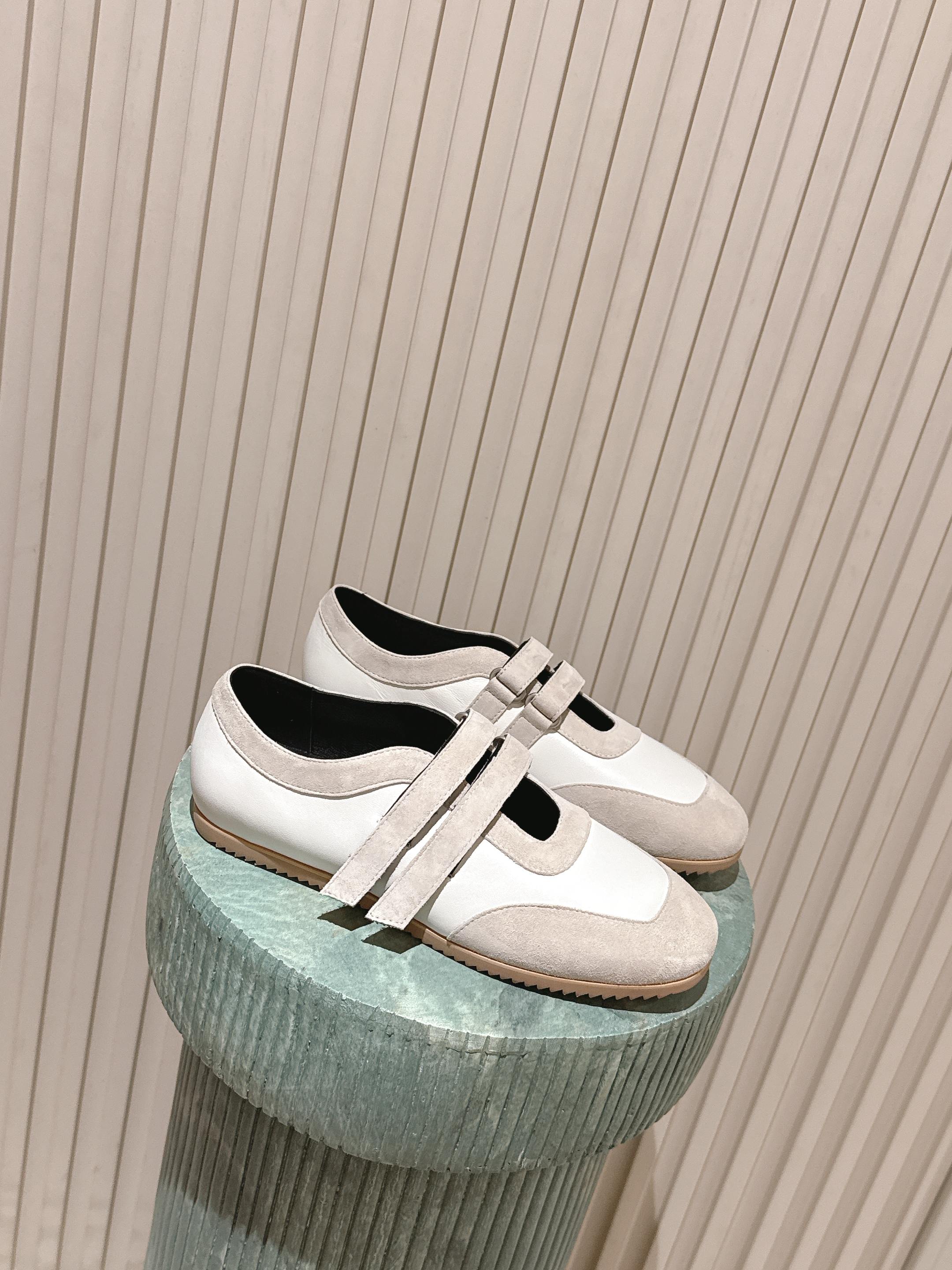 NO:615380,Top version: the row retro simple moral training shoes!  It is said that these are the most beautiful Mary Jane shoes of the year, with French elegance, high-end and fashionable, both salty and sweet, artistic and temperamental!  A piece that can be worn in all seasons, buckle design, easy to wear and good-looking, a global classic by Feng Mo. The soft and delicate sheepskin fabric makes this Mary Jane immediately unique and very textured. The fabric is imported high-quality cow suede and the lining is soft sheepskin. Outsole: Original rubber outsole Size: #35-40 (customized for 40 yuan, non-refundable), single shoes, mary jane, sheepskin19860909顶级版本: the row 复古简约德训鞋！ 据说这是本年度最美丽的玛丽珍奶奶鞋,法式优雅气质在线、高级又时髦,可盐可甜,文艺又气质！ 四季可穿的单品,挂扣设计,好穿又好看,风魔全球经典著作,柔软细腻羊皮面料让这款玛丽珍立马变得与众不同,非常的有质感. 面料进口优质牛反绒 内里垫脚柔软羊皮 大底: 原版橡胶大底 Size:#35-40(40定做不退换）,单鞋,mary jane,sheepskin,Women's Shoes