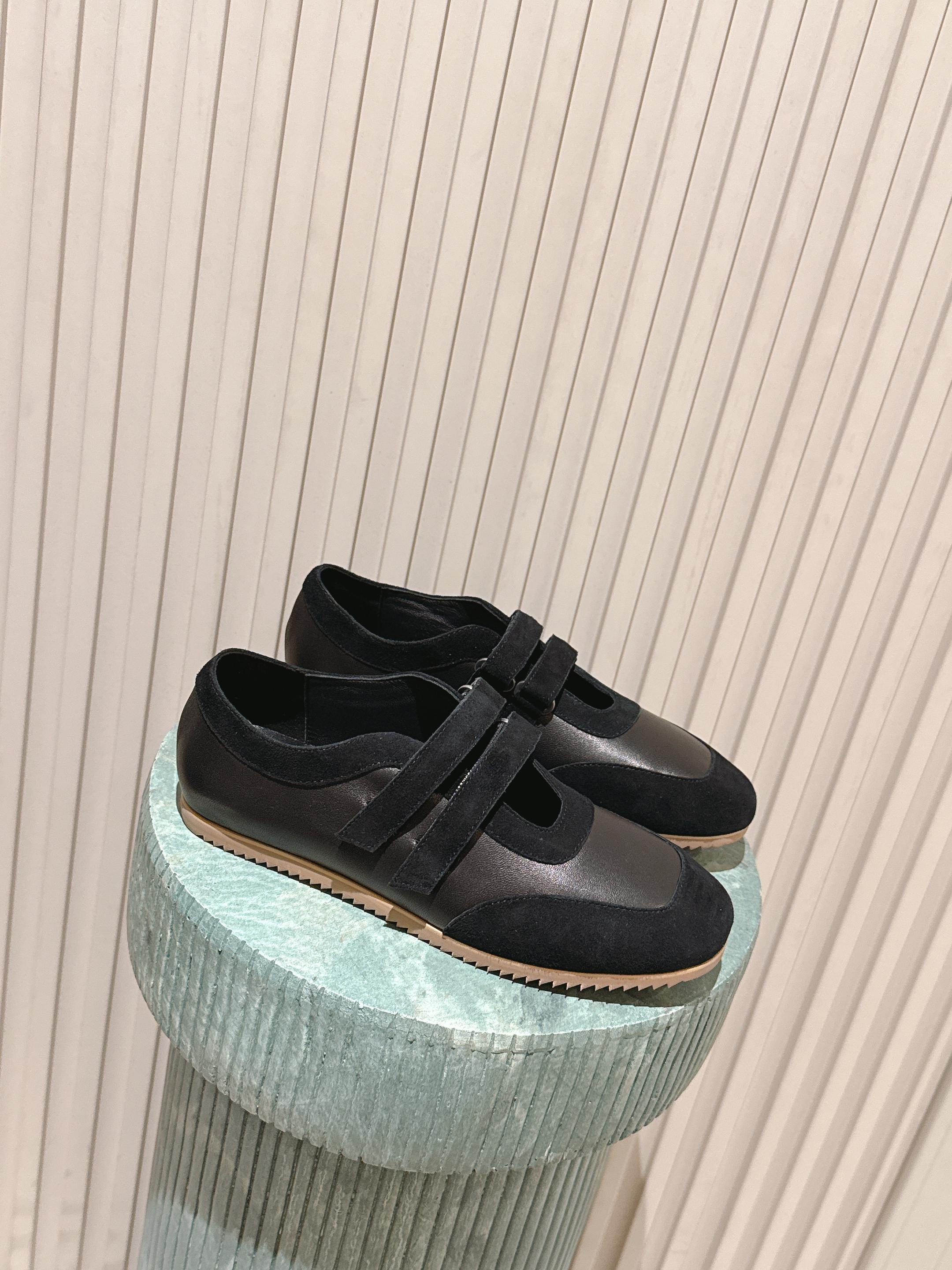 NO:615382,Top version::the row retro simple moral training shoes!  It is said that these are the most beautiful Mary Jane shoes of the year, with French elegance, high-end and fashionable, both salty and sweet, artistic and temperamental!  A piece that can be worn in all seasons, buckle design, easy to wear and good-looking, a global classic by Feng Mo. The soft and delicate sheepskin fabric makes this Mary Jane immediately unique and very textured. The fabric is imported high-quality cow suede and the lining is soft sheepskin. Outsole: Original rubber outsole Size: #35-40 (customized for 40 yuan, non-refundable), single shoes, mary jane, sheepskin19860909顶级版本::the row 复古简约德训鞋！ 据说这是本年度最美丽的玛丽珍奶奶鞋,法式优雅气质在线、高级又时髦,可盐可甜,文艺又气质！ 四季可穿的单品,挂扣设计,好穿又好看,风魔全球经典著作,柔软细腻羊皮面料让这款玛丽珍立马变得与众不同,非常的有质感. 面料进口优质牛反绒 内里垫脚柔软羊皮 大底: 原版橡胶大底 Size:#35-40(40定做不退换）,单鞋,mary jane,sheepskin,Women's Shoes