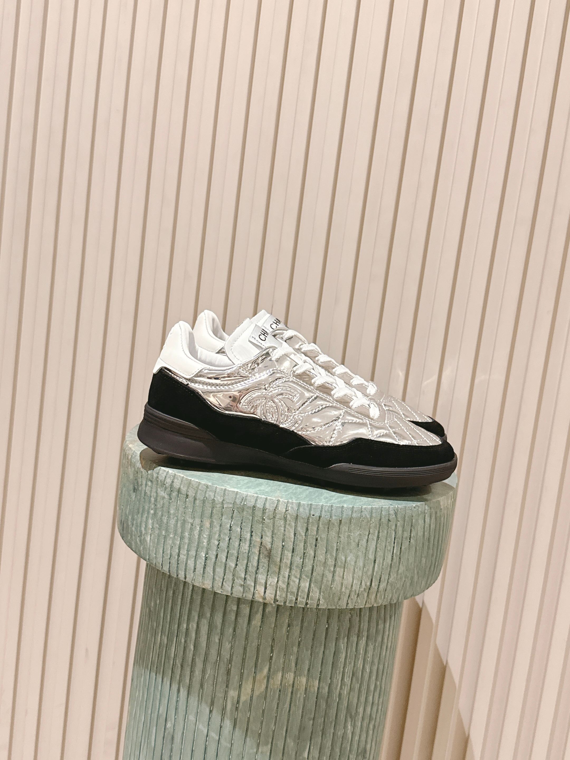 NO:626138,Top version: chanel 25n ski series. I am not impressed by the other ski series this time. I noticed this pair of shoes at first glance. They are really good-looking. They have a mirror silver feel. The mirror shines really brightly on your feet!  Mirrored cowhide stitched with black suede, so cool, size 35-41, casual shoes/sports shoes, chanel, sneakers, cowhide19860909顶级版本:chanel 25n滑雪系列 这次的滑雪系列其他都无感一眼看中这双鞋真的巨好看镜面银的感觉 真的上脚镜面巨闪！ 镜面牛皮拼接黑色反绒皮,好炫酷呀 size 35-41,休闲鞋/运动鞋,chanel,sneakers,cowhide,Women's Shoes