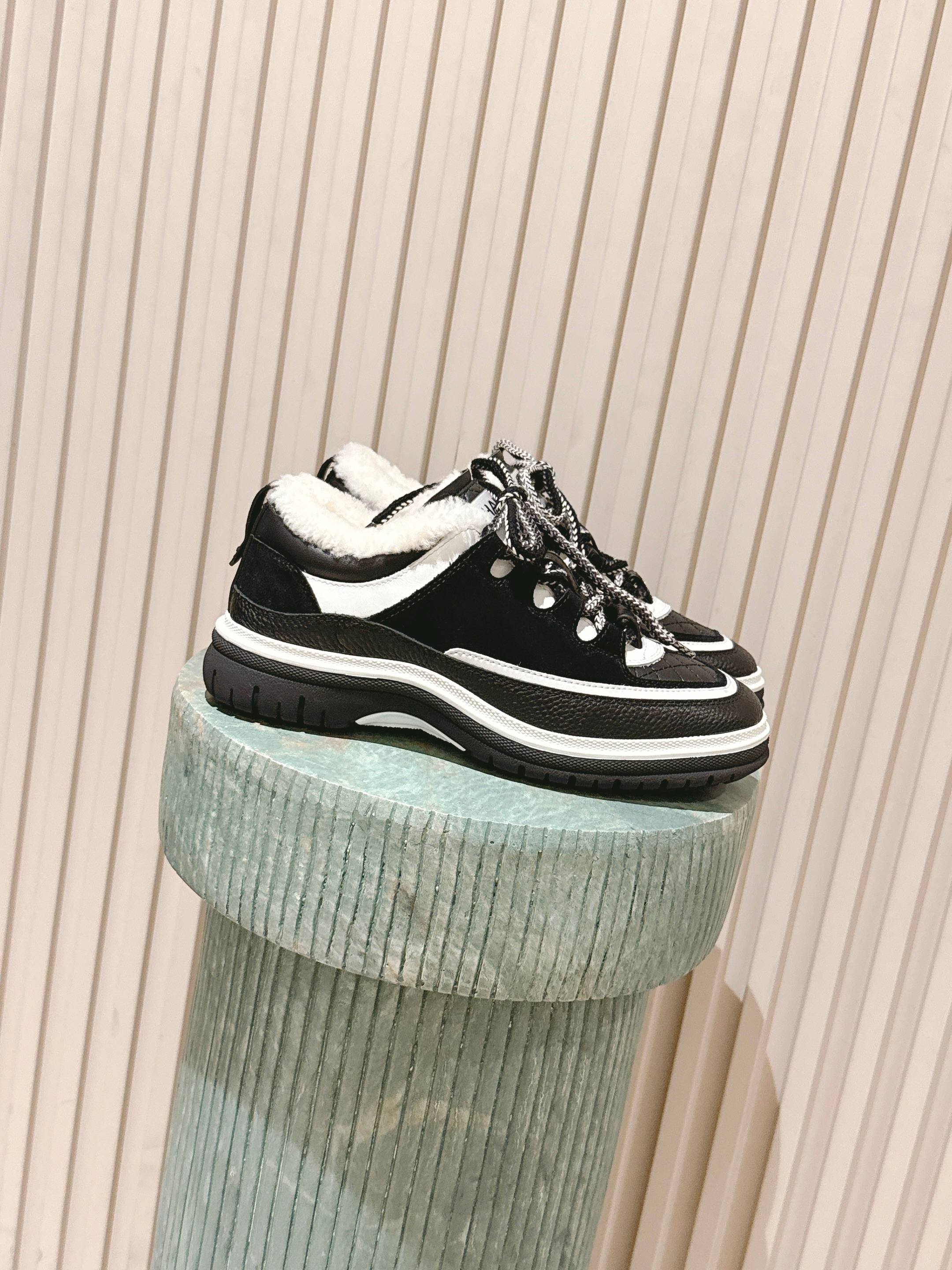 NO:615378,The top version: chane* 25ss Chanel low-heeled fur sneakers are made of leather and mesh materials, which have both texture and breathability. The shoe body is equipped with the brand's iconic double C logo, which is highly recognizable. It is available in three colors: white, black, and pink and white, and the style covers simplicity, coolness, and sweetness.  The low-heeled style not only enhances the fashion sense, but also has some heightening effect; the lace-up design fits the foot shape, is comfortable to wear and easy to adjust the elasticity. It combines sports style and luxury, which is not only suitable for daily leisure, but also adds a sense of luxury to the look. Upper cowhide/mesh lining Sheep lining/cotton mesh outsole TPU outsole Size35~40 (40 customized non-returnable), casual shoes/sports shoes, chanel, chanel, sneakers, cowhide19860909顶级版本:chane* 25ss 香奈儿低跟毛内运动鞋 采用皮革与网面拼接的材质,兼具质感与透气性.鞋身带有品牌标志性的双C logo,辨识度极高,有白色、黑色、粉白拼接三种配色,风格涵盖简约、酷感与甜美. 低跟款式,在提升时尚感的同时,还能起到一些增高效果；系带设计贴合脚型,穿着舒适且便于调节松紧.融合了运动风与奢华感,既适合日常休闲,又能为造型增添高级感. 鞋面牛皮/网布 内里羊里/棉网 大底TPU大底 Size35~40（40定制不退换）,休闲鞋/运动鞋,chanel,chanel,sneakers,cowhide,Women's Shoes