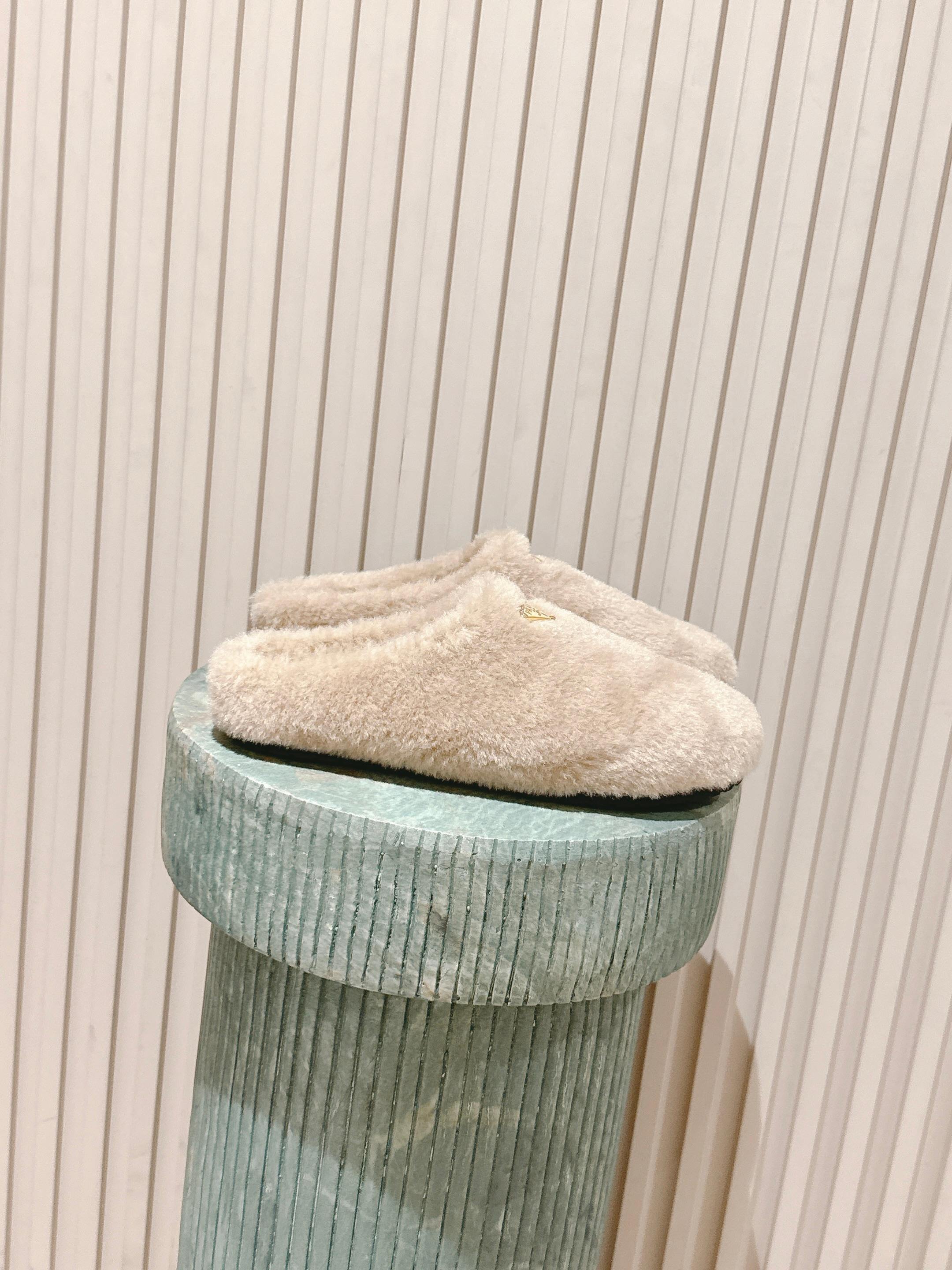 NO:615376,Top version::Prad* 25ss triangular plush mules half slippers are made of plush material, soft and comfortable to the touch, and can provide a warm wearing experience for the feet, suitable for autumn and winter. Available in beige, white, black, dark purple, brown and other colors to meet the needs of different styles and matching, and can be adapted to a variety of wearing scenarios.  It is a mule shoe style with no heel design. It is easy to put on and take off. It has both fashion sense and practicality. It can be used as a daily casual shoe, or it can also add fashion elements to the look. Fabric Wool Sheepskin lining Outsole TPU outsole Heel height 2cm Size 35-41 (custom-made sizes 40-41 are non-returnable), semi-furry shoes, prada, slippers, sheepskin19860909顶级版本::Prad* 25ss 三角标毛绒穆勒半拖鞋 采用毛绒材质,触感柔软舒适,能为脚部提供温暖的穿着体验,适合秋冬季节.有米色、白色、黑色、深紫色、棕色等多种颜色可选,满足不同风格搭配需求,可适配多种穿搭场景. 属于穆勒鞋款式,无后跟设计,穿脱方便,兼具时尚感与实用性,既可以作为日常休闲鞋款,也能为造型增添时尚元素. 面料羊毛 内里羊皮 大底TPU大底 跟高2cm Size35-41码（40-41码订做不退换）,半拖毛毛鞋,prada,slippers,sheepskin,Women's Shoes