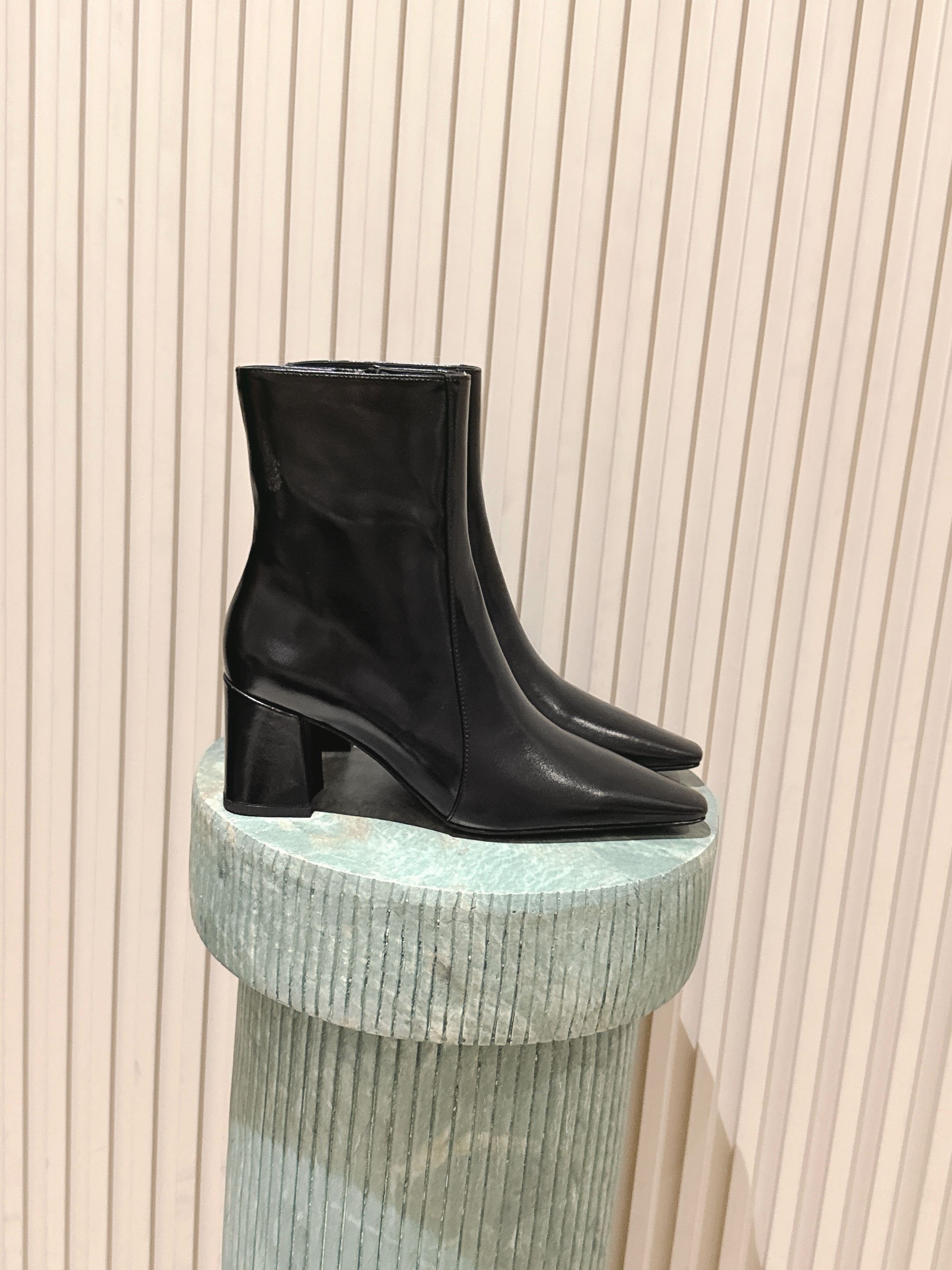 NO:615374,The top version of short high boots: ys | The most comfortable pair of boots. The adaptability is also very high. New this year, sisters can rush. The toe head is visually sharp and straightforward, I love it. The cowhide material, texture and gloss are in place. Sheepskin lining cowhide sole size 35-41, boots, boots, cowhide, sheepskin19860909顶级版本矮的高靴:ys|舒适感最好的一双靴子.适配度也很高 今年新款 姐妹们可冲 鞋头视觉凌厉中率性,好爱呀 牛皮材质,质地和光泽度都拿捏到位 羊皮孽内里牛皮鞋底 size 35-41,靴子,boots,cowhide,sheepskin,Women's Shoes