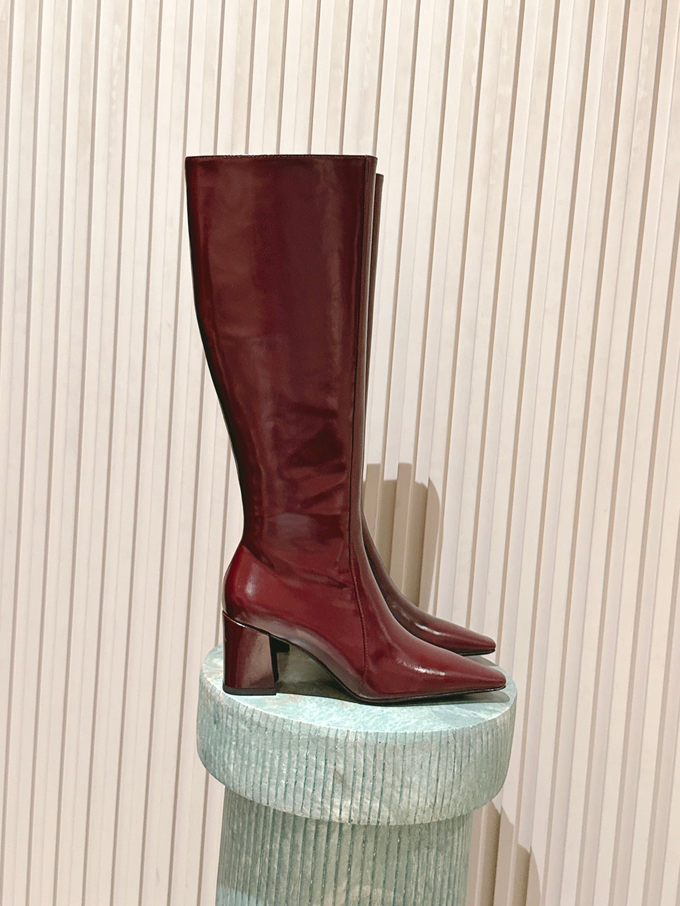 NO:615353,The top version of short high boots: ys | The most comfortable pair of boots. The adaptability is also very high. New this year, sisters can rush. The toe head is visually sharp and straightforward, I love it. The cowhide material, texture and gloss are in place. Sheepskin lining cowhide sole size 35-41, boots, boots, cowhide, sheepskin19860909顶级版本矮的高靴:ys|舒适感最好的一双靴子.适配度也很高 今年新款 姐妹们可冲 鞋头视觉凌厉中率性,好爱呀 牛皮材质,质地和光泽度都拿捏到位 羊皮孽内里牛皮鞋底 size 35-41,靴子,boots,cowhide,sheepskin,Women's Shoes