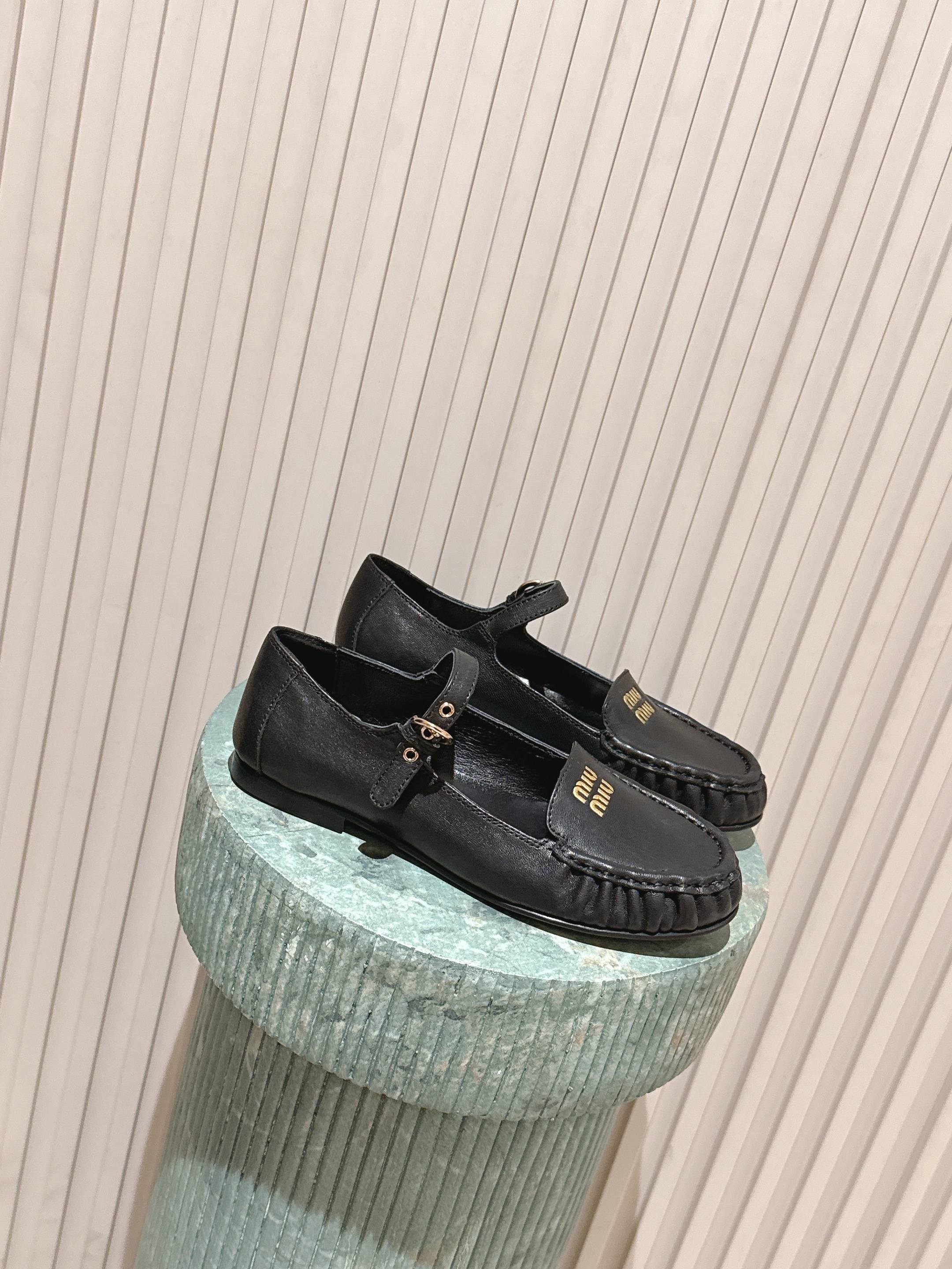 NO:615372,Top version: miumiu26 spring style new single shoes Mary Jane small leather shoes loafers last type versatile slim foot yyds. Three-dimensional and full shape, full of handsomeness, comfortable on the feet, very retro style, full of aura, the original electric embroidery logo design style is very classic, the details are perfect, cool and trendy... The upper is imported calfskin, lining and feet!  Leather injection outsole Size: 35-40, single shoes, miumiu, loafers, mary jane, cowhide19860909顶级版本:miumiu26春款 新款单鞋玛丽珍小皮鞋 乐福鞋 楦型百搭瘦脚yyds.造型立体饱满,帅气十足 上脚舒适 非常复古风、气场十足,原版电绣logo设计风格非常经典 细节完美 酷炫 潮派... 鞋面进口小牛皮 牛里、垫脚！真皮注塑大底 Size: 35-40,单鞋,miumiu,loafers,mary jane,cowhide,Women's Shoes