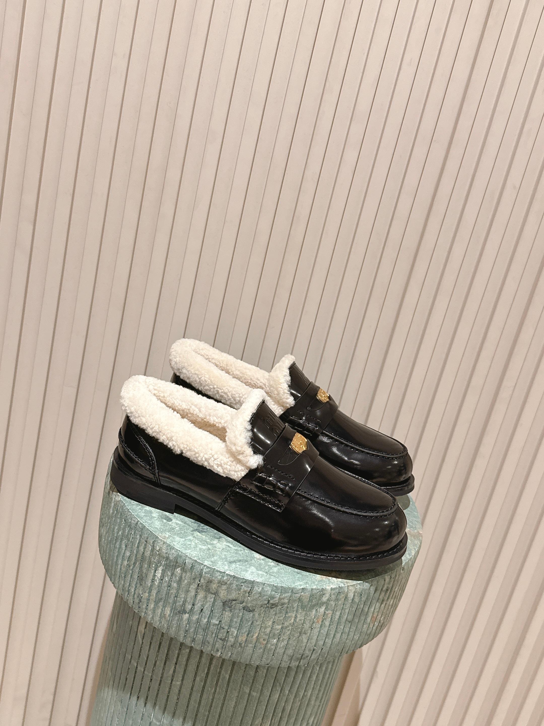 NO:615383,Top version: MiuMi* 25ss autumn and winter velvet gold coin loafers. The metal brand logo buckle embellishes the upper, which enhances brand recognition and sophistication. It is suitable for matching with college-style pleated skirts and sweaters, and can also be combined with sweet and cool leather pants and short tops. It is suitable for a wide range of scenes, from daily outings to light social occasions.  The design of the plush collar can provide warmth and care for the feet in autumn and winter, and at the same time add a sense of layering to the outfit. The loafer style is easy to wear, the slip-on design is suitable for fast-paced daily travel, and the shoe shape is better tolerant to the foot shape. The upper is cowhide/open bead label, and the lining is wool. The original molded outsole is 2cm higher.  Size 35-40 (customized sizes 40 are non-refundable), loafers, fur shoes, miumiu, loafers, skirts, sweaters, cowhide19860909顶级版本:MiuMi* 25ss 秋冬款加绒金币乐福鞋 金属品牌标识扣点缀鞋面,提升了品牌辨识度与精致感.既适合搭配学院风的百褶裙、毛衣,也能与甜酷风的皮裤、短款上衣组合,适配场景广泛,从日常出街到轻社交场合都能驾驭. 毛绒领口的设计在秋冬季节能为脚部提供温暖呵护,同时增添了穿搭的层次感.乐福鞋的版型穿着方便,一脚蹬的设计适合快节奏的日常出行,且鞋型对脚型的包容性较好. 鞋面牛皮/开珠标 内里羊毛 大底原版开模大底 增高2cm Size35-40码（40码定制不退换）,乐福鞋毛毛鞋,miumiu,loafers,skirts,sweaters,cowhide,Women's Shoes