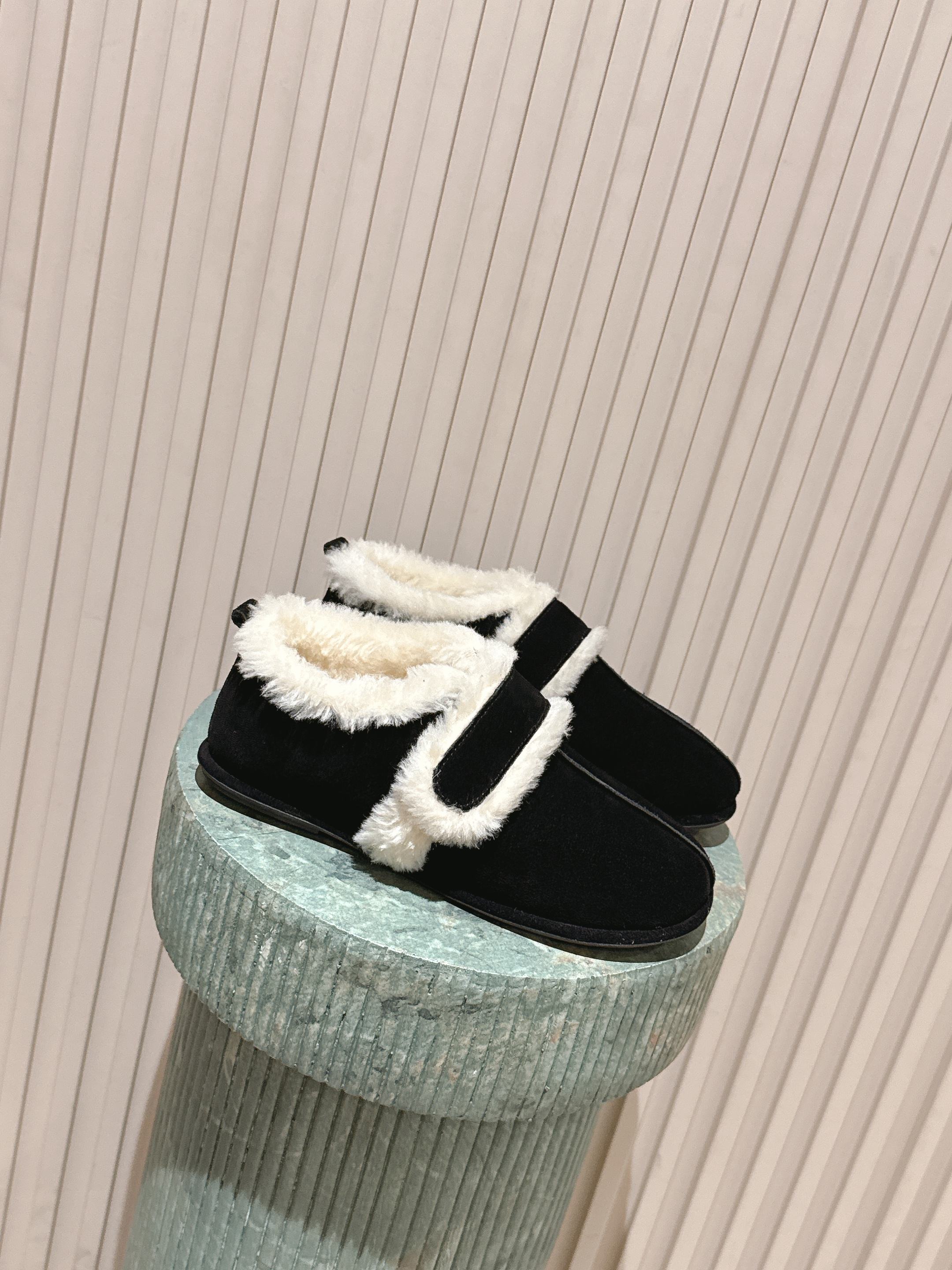 NO:615385,Top version; THE ROW new autumn and winter catwalk wool casual shoes. They are so plush and cute. Ugly and cute. Close-ups of details from the show craftsmanship of casual shoes. The trend of the new season. The concept of love at the moment, multiple collisions, conveying modern style~ Looks good no matter how you wear it. Favorite for fashionistas. Fabric leather surface. Wool lining. Outsole original molded TPU rubber sole. Size 35-40, loafers fur shoes, loafers.19860909顶级版本； THE ROW 秋冬新款走秀羊毛休闲鞋毛毛鞋 毛绒绒的太可爱了 丑萌丑萌的 休闲鞋秀场工艺来的细节特写 新季的潮流此刻挚爱的概念,多元对撞,传达现代风格~ 怎么穿都好看时髦精最爱 面料皮面 内里羊毛 大底原版开模TPU橡胶鞋底 码数35-40,乐福鞋毛毛鞋,loafers,Women's Shoes