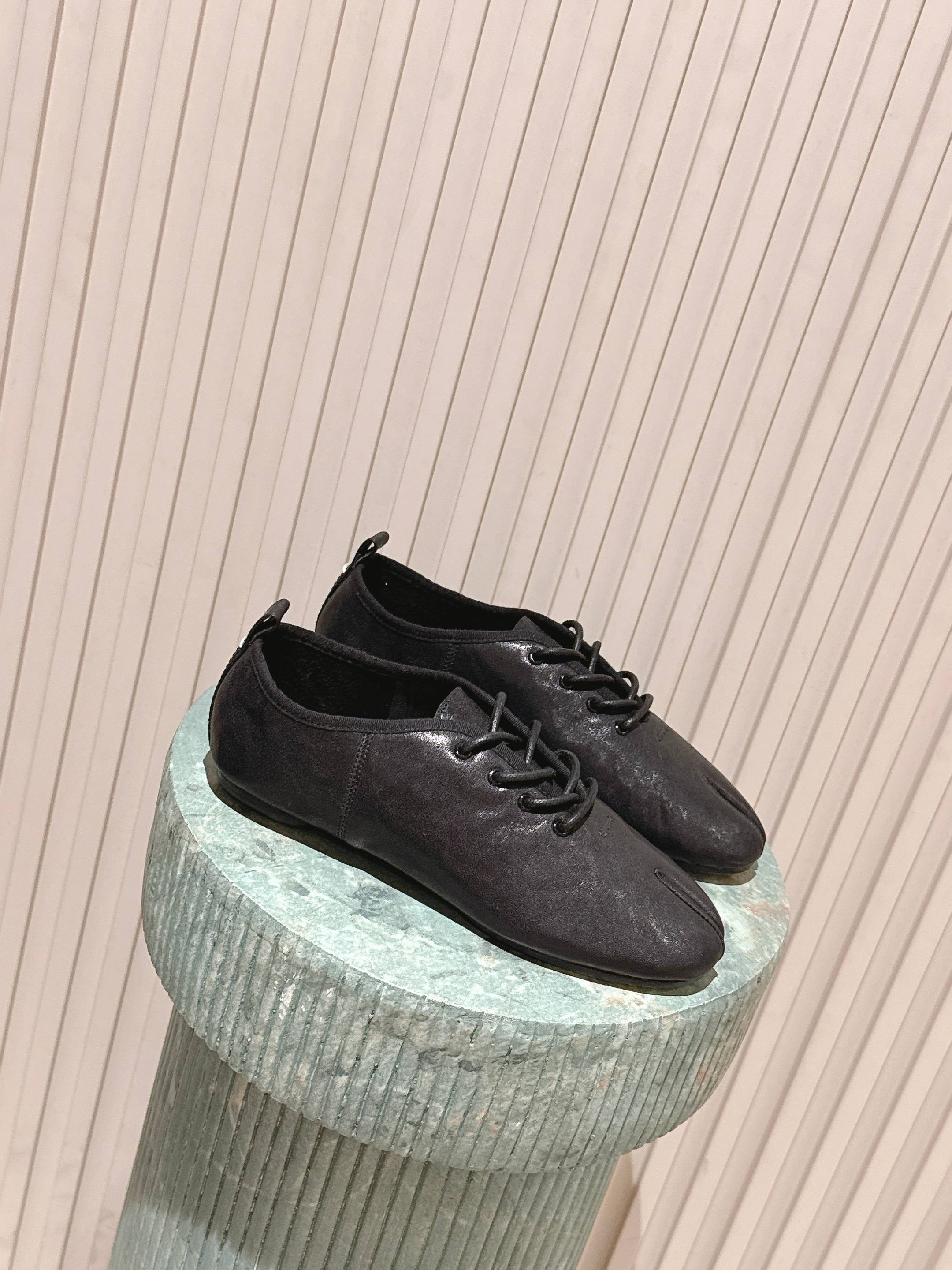 NO:615379,Top version: Maison Margiela · MM6 Margiela 2026 Spring and Summer New Retro Mary Jane Split-Toe Shoes - Ballet Shoes —————— MM6 is the most popular genius designer brand in the past two years. Its simple design and luxurious texture will make you put it down. If you don’t want to hit the streets, you can check out this brand. It is relatively niche but is so easy to match. You can see this brand everywhere on Instagram and Xiaohongshu!  BS original one-to-one customization, original custom-made sheepskin upper, imported sheepskin lining, original Italian leather outsole, size 35-39 (40 can be customized), single shoes, masion margiela, masion margiela, mary jane, sheepskin, Leather soles19860909顶级版本: Maison Margiela· MM6马吉拉 2026 春夏新款 复古玛丽珍分趾单鞋—芭蕾舞鞋——————— MM6作为这两年最受欢迎的鬼才设计师品牌,设计简单、奢华的质感让你爱不释手 不想满大街撞款的可以看看这个品牌,比较小众却又是那么好搭配,ins、小红书随处可见这个品牌的身影 ！BS原版一比一定制 鞋面原版特定制羊皮 内里进口羊皮 大底原版意大利真皮大底 码数35-39（40可定做）,单鞋,masion margiela,masion margiela,mary jane,sheepskin,Leather soles,Women's Shoes