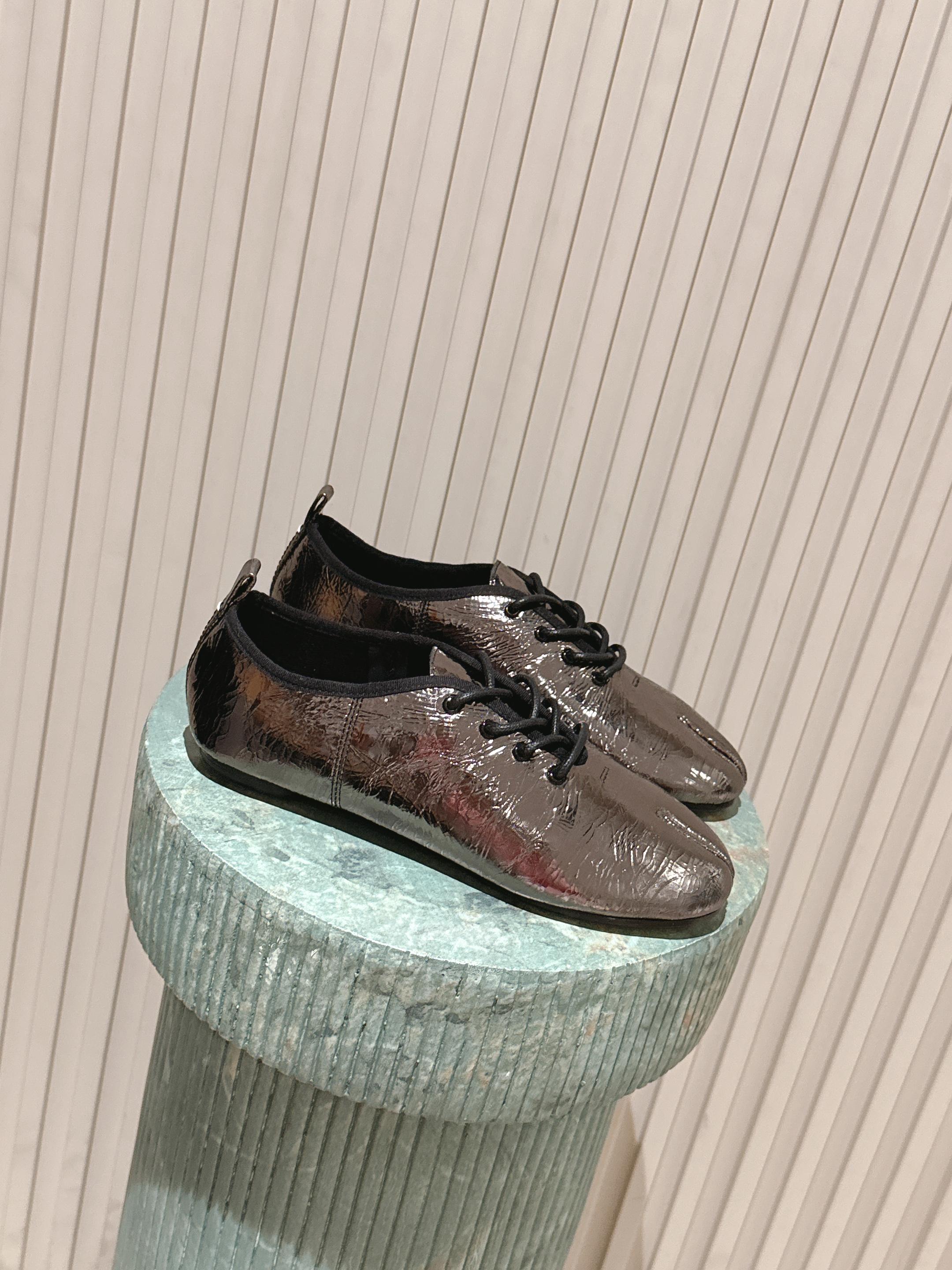 NO:615381,Top version Maison Margiela · MM6 Margiela 2026 spring and summer new style retro Mary Jane split-toe shoes - ballet shoes —————— MM6 is the most popular genius designer brand in the past two years. Its simple design and luxurious texture will make you put it down. If you don’t want to hit the streets, you can check out this brand. It is relatively niche but is so easy to match. You can see this brand everywhere on Instagram and Xiaohongshu!  BS original one-to-one customization, original custom-made sheepskin upper, imported sheepskin lining, original Italian leather outsole, size 35-39 (40 can be customized), single shoes, masion margiela, masion margiela, mary jane, sheepskin, Leather soles19860909顶级版本 Maison Margiela· MM6马吉拉 2026 春夏新款 复古玛丽珍分趾单鞋—芭蕾舞鞋——————— MM6作为这两年最受欢迎的鬼才设计师品牌,设计简单、奢华的质感让你爱不释手 不想满大街撞款的可以看看这个品牌,比较小众却又是那么好搭配,ins、小红书随处可见这个品牌的身影 ！BS原版一比一定制 鞋面原版特定制羊皮 内里进口羊皮 大底原版意大利真皮大底 码数35-39（40可定做）,单鞋,masion margiela,masion margiela,mary jane,sheepskin,Leather soles,Women's Shoes