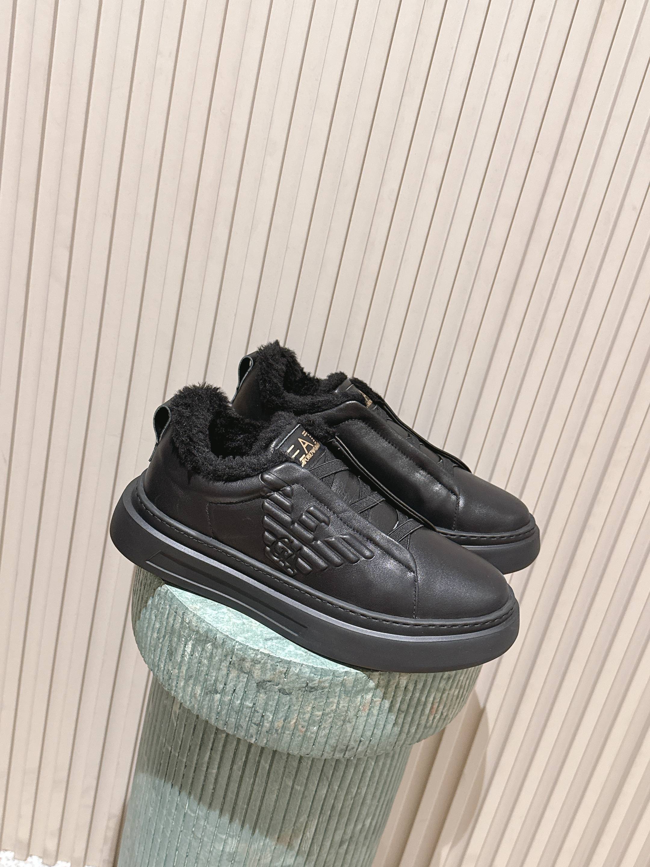 NO:615377,The top version of men's EMPORIO ARMANI EA7 casual sports shoes. Original purchase, development and production. This EA7 casual sports shoe uses an embossed Eagle logo on the side of the shoe to give a personalized interpretation of the brand. The sports style fashion not only inspires daily clothing, but its selection of materials and details also affects the design of the shoes. Exquisite packaging at the delivery counter. Fabric: Original customized first-layer cowhide. Lining: Original customized soft fur. Outsole:  Original open mold non-slip rubber material Size: Men's 38-46 (custom code 38/45/46), casual shoes/sports shoes, armani, armani, sneakers, cowhide19860909顶级版本男款 EMPORIO ARMANI阿玛尼 EA7 休闲 运动鞋 原版购入开发 做货 此款 EA7 休闲运动鞋在鞋侧面采用压花大鹰标LOGO,予以品牌感个性化诠释,运动风时尚不仅为日常服装赋予灵感,其甄选材质和细节亦影响了鞋履的设计 配送专柜精美包装 面料: 原版定制头层牛皮 内里: 原版定制柔软毛里 大底: 原版开模防滑橡胶材质 Size: 男款38-46（38/45/46定制码）,休闲鞋/运动鞋,armani,armani,sneakers,cowhide,Women's Shoes