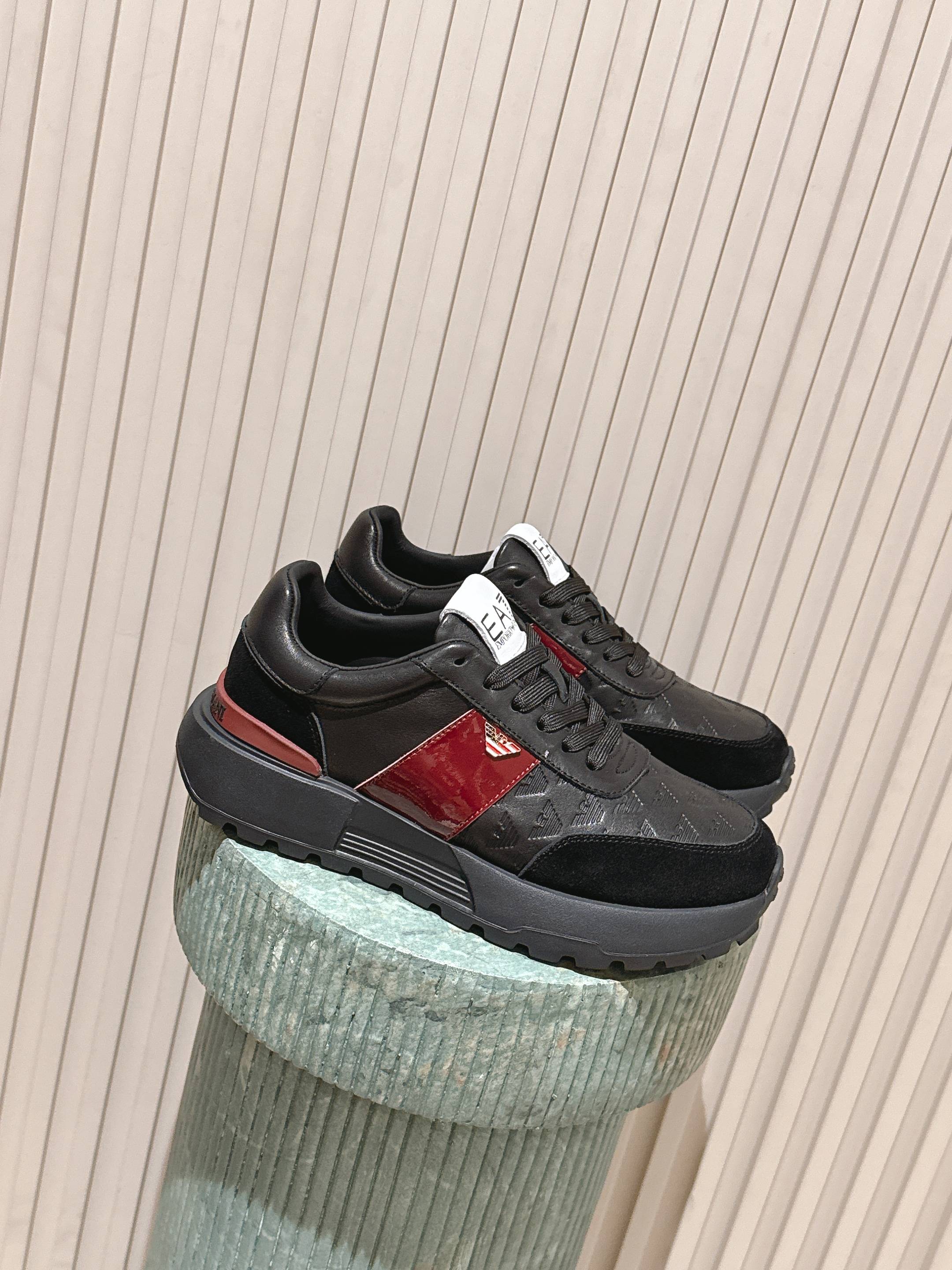 NO:615375,Top version ARMANI EA7 men's casual sports shoes Original purchase, development and production This EA7 casual sports shoes uses an embossed Eagle logo on the side of the shoe to give a personalized interpretation of the brand. The sports style fashion not only inspires daily clothing, but its selection of materials and details also affects the design of the shoes. Exquisite packaging at the delivery counter. Fabric: Original customized first-layer cowhide. Lining: Original customized soft sheepskin lining. Outsole:  Original open mold non-slip rubber material Bottom thickness: 4CM Size: Men's 38-45 (45 custom code), casual shoes/sports shoes, armani, armani, sneakers, cowhide, sheepskin19860909顶级版本 ARMANI阿玛尼 EA7 男款 休闲 运动鞋 原版购入开发 做货 此款 EA7 休闲运动鞋在鞋侧面采用压花大鹰标LOGO,予以品牌感个性化诠释,运动风时尚不仅为日常服装赋予灵感,其甄选材质和细节亦影响了鞋履的设计 配送专柜精美包装 面料: 原版定制头层牛皮 内里: 原版定制柔软羊皮里 大底: 原版开模防滑橡胶材质 底厚: 4CM Size: 男款38-45（45定制码）,休闲鞋/运动鞋,armani,armani,sneakers,cowhide,sheepskin,Women's Shoes