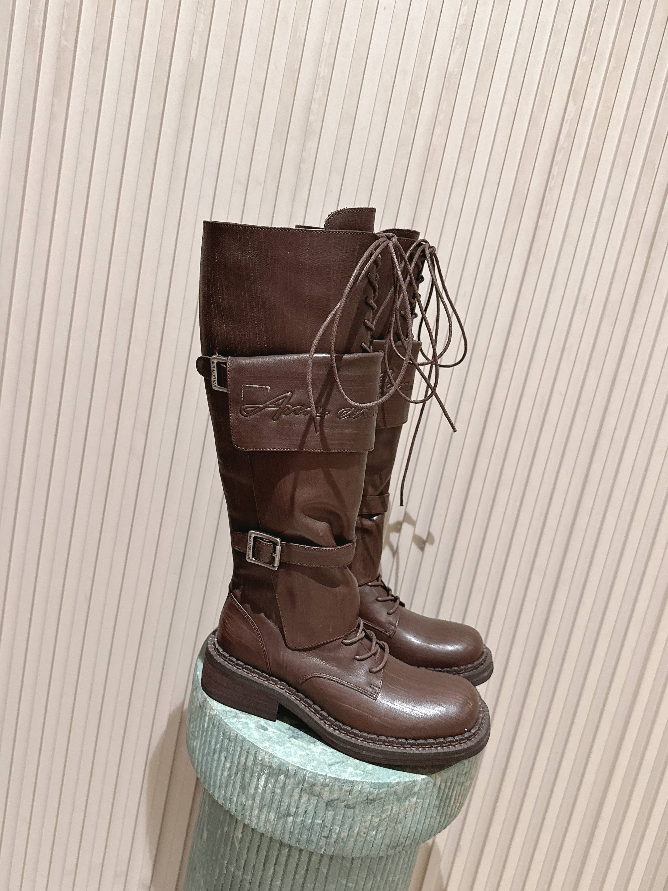 NO:615371,Top version: ANN ANDELMAN | Follow Ni Ni to buy boots. Super popular model, really good-looking, with deep design. Made of calfskin, with some color rubbing process. Retro and fashionable, so stylish. size 35-41, boots, boots, cowhide19860909顶级版本:ANN ANDELMAN| 跟着倪妮买靴子 超火的款,是真的好看,有设计深度的好看 小牛皮材质,做一些擦色工艺 复古时髦,太有范儿啦 size 35-41,靴子,boots,cowhide,Women's Shoes