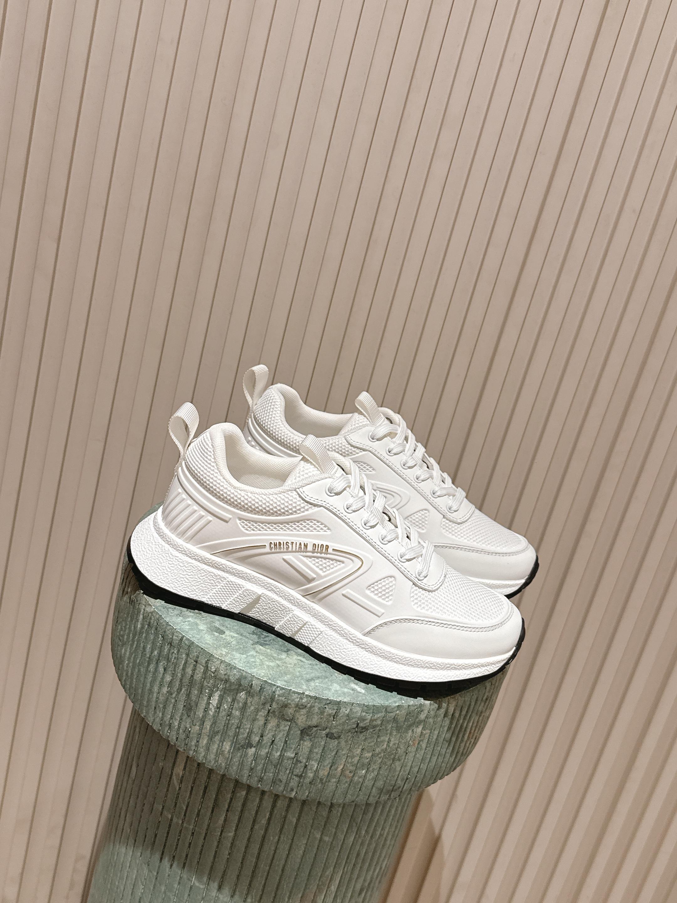 NO:615368,The top version of couple's style women's and men's DIOR's new casual sports shoes for couples reinterprets the sports style with an elegant and fashionable shape. The upper is carefully made of white mesh fabric, with logos on the laces and heel. The exquisite two-color sole is light and soft, which can add a high-end temperament to various casual styles. Cowhide material, breathable mesh lining, original molded outsole  Size35-45 (40 for women and 45 for men, customization is not returnable), casual shoes/sports shoes, dior, dior, sneakers, cowhide19860909顶级版本情侣款女 男 DIOR 迪奥新款情侣休闲运动鞋 以优雅时尚的造型重新演绎运动风格.鞋面采用白色网眼织物精心制作,鞋带和鞋跟都有标志.精致的双色鞋底轻盈柔软,可为各式休闲造型增添高订气质 牛皮材质 透气网布内里 原版开模大底 Size35-45（女40男45定制不退换）,休闲鞋/运动鞋,dior,dior,sneakers,cowhide,Women's Shoes