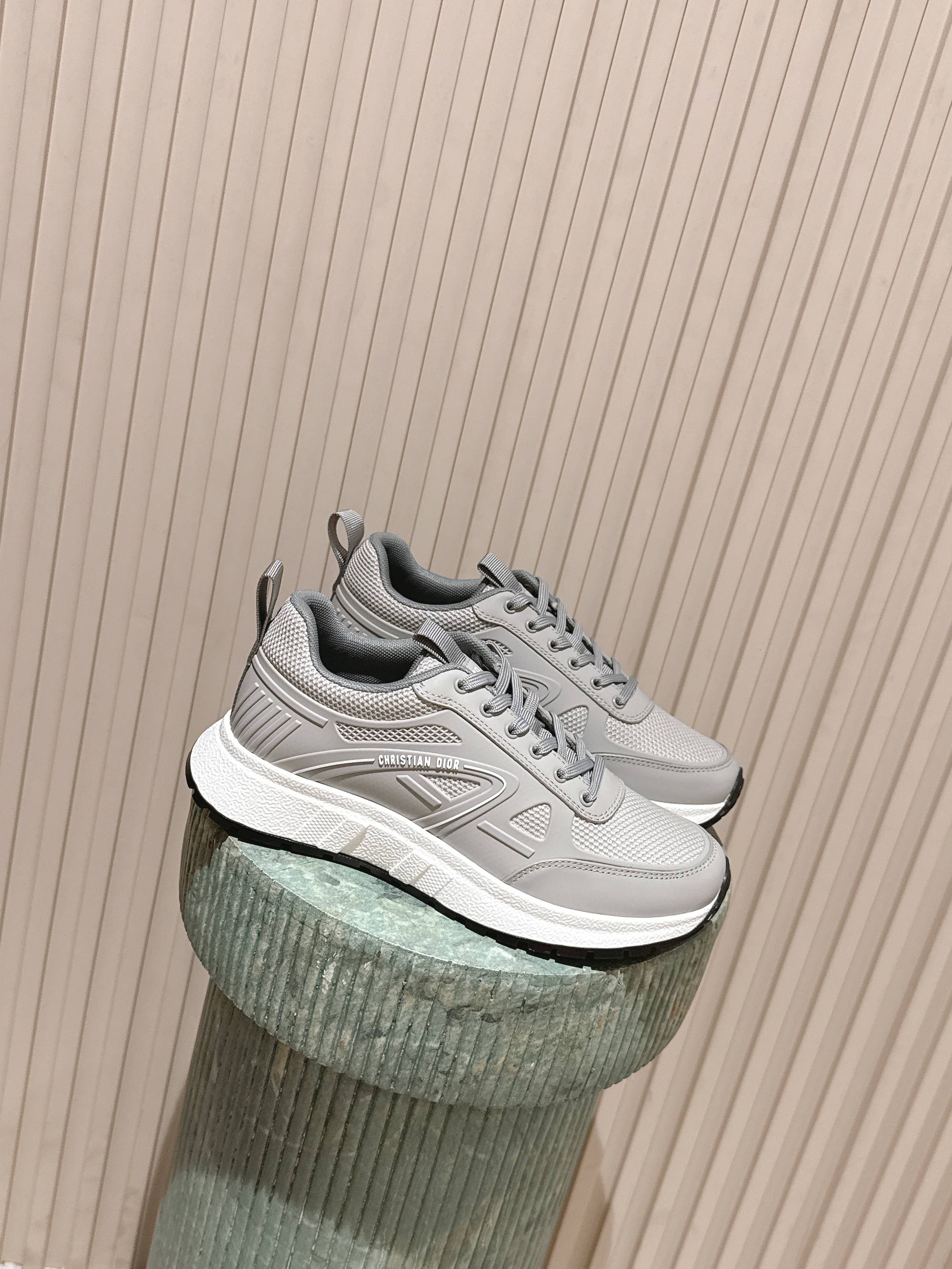 NO:615370,Top version of couple style for women: Men DIOR Dior's new casual sneakers for couples reinterpret sports style with an elegant and fashionable shape. The upper is carefully made of white mesh fabric, with logos on the laces and heel. The exquisite two-color sole is light and soft, which can add a high-end temperament to all kinds of casual styles. Cowhide material, breathable mesh lining, original molded outsole  Size35-45 (40 for women and 45 for men, customization is not returnable), casual shoes/sports shoes, dior, dior, sneakers, cowhide19860909顶级版本情侣款女:男 DIOR 迪奥新款情侣休闲运动鞋 以优雅时尚的造型重新演绎运动风格.鞋面采用白色网眼织物精心制作,鞋带和鞋跟都有标志.精致的双色鞋底轻盈柔软,可为各式休闲造型增添高订气质 牛皮材质 透气网布内里 原版开模大底 Size35-45（女40男45定制不退换）,休闲鞋/运动鞋,dior,dior,sneakers,cowhide,Women's Shoes