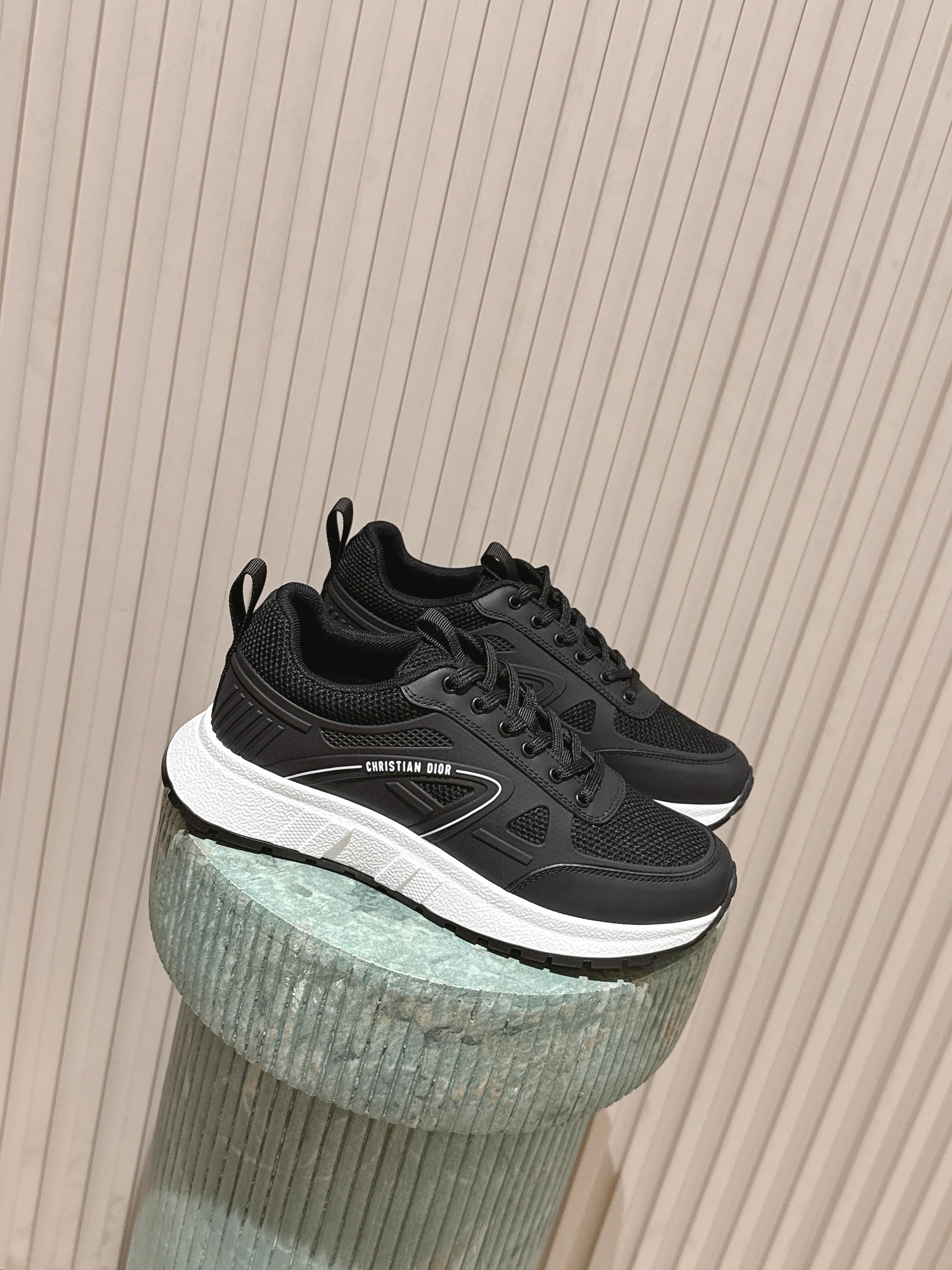 NO:615364,The top version of couple's style women's and men's DIOR's new casual sports shoes for couples reinterprets the sports style with an elegant and fashionable shape. The upper is carefully made of white mesh fabric, with logos on the laces and heel. The exquisite two-color sole is light and soft, which can add a high-end temperament to various casual styles. Cowhide material, breathable mesh lining, original molded outsole  Size35-45 (40 for women and 45 for men, customization is not returnable), casual shoes/sports shoes, dior, dior, sneakers, cowhide19860909顶级版本情侣款女 男 DIOR 迪奥新款情侣休闲运动鞋 以优雅时尚的造型重新演绎运动风格.鞋面采用白色网眼织物精心制作,鞋带和鞋跟都有标志.精致的双色鞋底轻盈柔软,可为各式休闲造型增添高订气质 牛皮材质 透气网布内里 原版开模大底 Size35-45（女40男45定制不退换）,休闲鞋/运动鞋,dior,dior,sneakers,cowhide,Women's Shoes