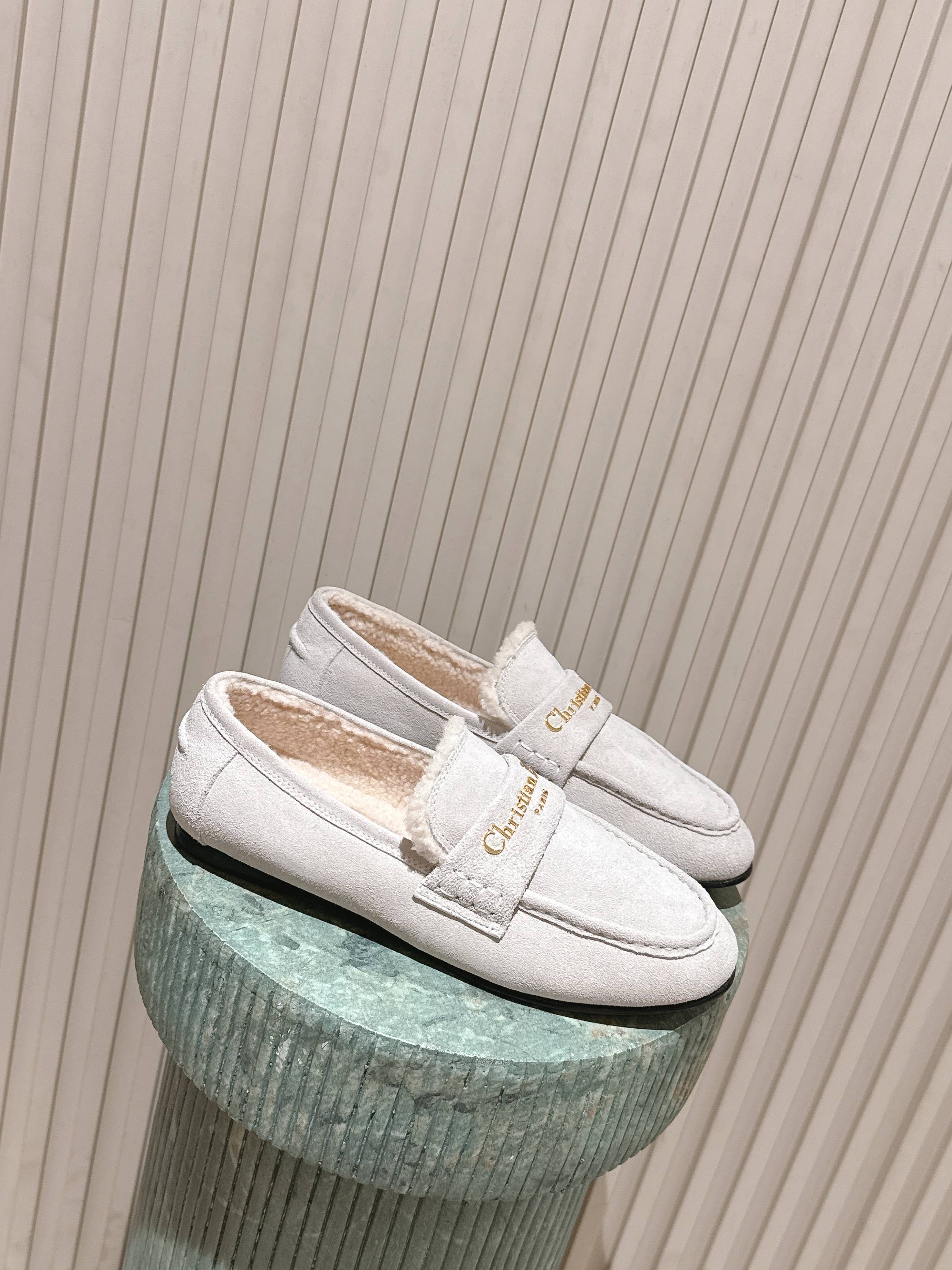 NO:615356,Top version: Dior | Dior 25 autumn and winter new products, the main new products in the counter are DiorAlps and Dior Boy letter buckle wool loafers, new hard goods, BS purchasing level!  Full of high-end feel!  A popular model among bloggers at home and abroad, it’s retro and fashionable, and your feet look stunning!  The official website's main recommendation★ ━━━━━ t ━━━━━ Original custom-made calfskin/cow upper. Lining: Imported wool lining. Original molded injection molded leather outsole. Shoe size: 35-39 (40.41 customized, non-refundable), loafers, dior, dior, loro  piana,loafers,cowhide,Leather soles19860909顶级版本: Dior | 迪奥 25 秋冬新品 专柜主打新款 DiorAlps Dior Boy 字母扣羊毛乐福鞋 硬货上新 BS代购级别！高级感十足！国内外博主刷爆的一款,复古又时髦 上脚美炸了！官网主推款★ ━━━━━ t ━━━━━ 鞋面原版定制小牛皮/牛猄 内里: 进口羊毛里 大底原版开模注塑真皮大底 鞋码: 35-39（40.41定制不退换）,乐福鞋,dior,dior,loro piana,loafers,cowhide,Leather soles,Women's Shoes