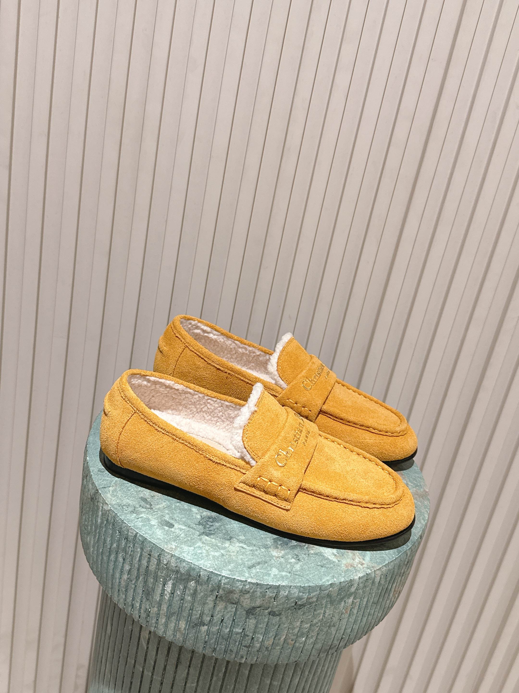 NO:615362,Top version: Dior | Dior 25 autumn and winter new products, the main new products in the counter are DiorAlps and Dior Boy letter buckle wool loafers, new hard goods, BS purchasing level!  Full of high-end feel!  A popular model among bloggers at home and abroad, it’s retro and fashionable, and your feet look stunning!  The official website's main recommendation★ ━━━━━ t ━━━━━ Original custom-made calfskin/cow upper. Lining: Imported wool lining. Original molded injection molded leather outsole. Shoe size: 35-39 (40.41 customized, non-refundable), loafers, dior, dior, loro  piana,loafers,cowhide,Leather soles19860909顶级版本: Dior | 迪奥 25 秋冬新品 专柜主打新款 DiorAlps Dior Boy 字母扣羊毛乐福鞋 硬货上新 BS代购级别！高级感十足！国内外博主刷爆的一款,复古又时髦 上脚美炸了！官网主推款★ ━━━━━ t ━━━━━ 鞋面原版定制小牛皮/牛猄 内里: 进口羊毛里 大底原版开模注塑真皮大底 鞋码: 35-39（40.41定制不退换）,乐福鞋,dior,dior,loro piana,loafers,cowhide,Leather soles,Women's Shoes