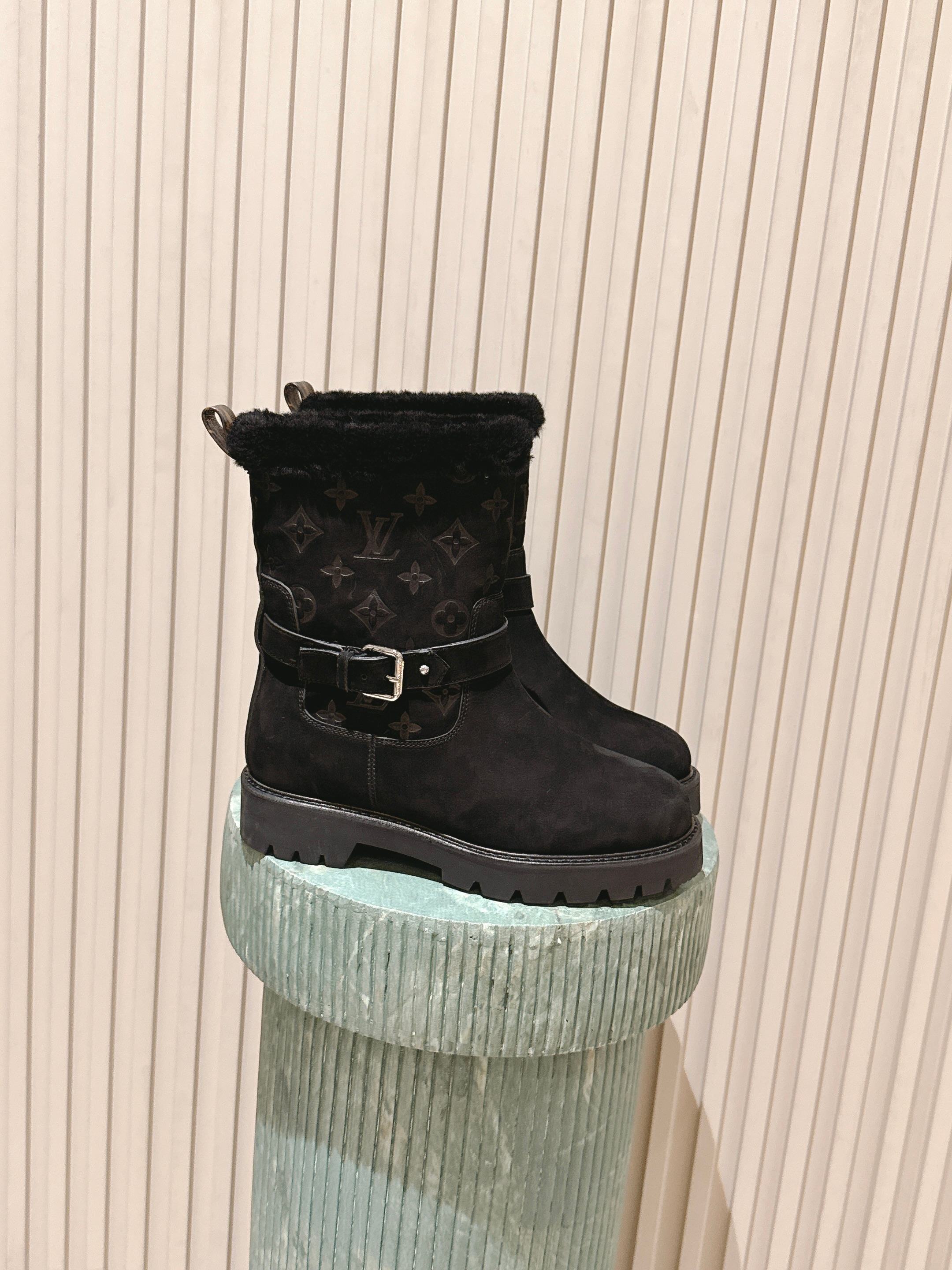 NO:615350,#Top Version LV Louis Vuitton L Family Donkey Brand 25/ Monogram Series Fur-integrated thick-soled snow boots Monogram fur snow boots, matte cowhide + classic presbyopia embossing, texture is delicate and high-end. Sheep fur is integrated inside, soft and warm, super comfortable to wear in autumn and winter!  The thick sole design has a heightening effect, western cowboy style + metal buckle, practical and fashionable. Exquisite packaging at the delivery counter. Fabric: Original custom imported first-layer cowhide. Lining: Imported warm wool lining. Sole: Original open-molded non-slip rubber material. Sole thickness 3.5cm. Size: #women's model 35-41 (40.41 fixed), snow boots, louis vuitton, louis vuitton, louis vuitton, louis  vuitton,boots,cowhide,sheepskin19860909#顶级版本 LV 路易威登 L家 驴牌 25/ Monogram系列 皮毛一体 厚底 雪地靴 Monogram毛毛雪地靴,磨砂牛皮+经典老花压印,质感细腻又高级.内里羊皮毛一体,柔软保暖,秋冬穿超舒服！厚底设计有增高效果,西部牛仔风+金属扣带,实用又时髦 配送专柜精美包装 面料 : 原版定制进口头层牛皮 内里 : 进口保暖羊毛里 鞋底 : 原版开模防滑橡胶材质 底厚 3.5cm Size : #女款35-41（40.41定）,雪地靴,louis vuitton,louis vuitton,louis vuitton,louis vuitton,boots,cowhide,sheepskin,Women's Shoes