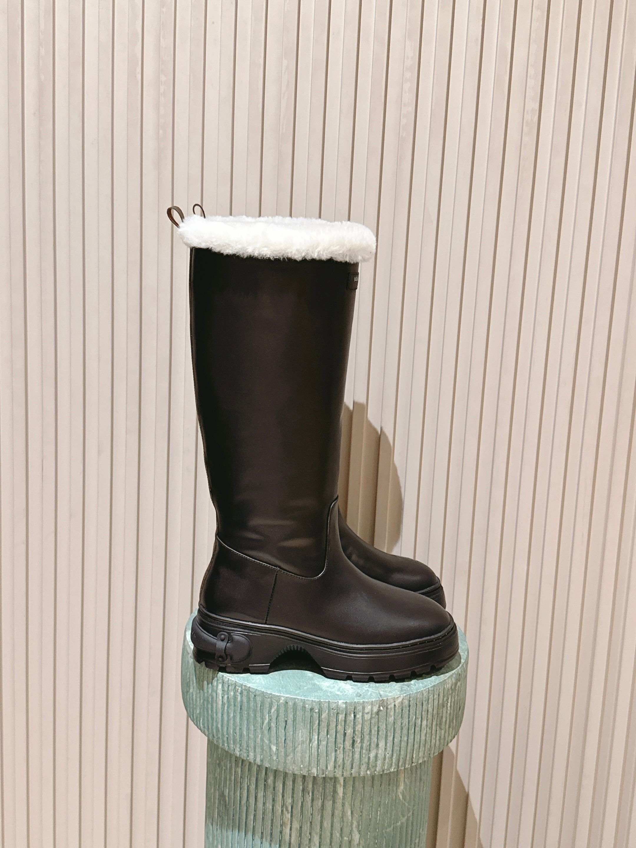 NO:615361,Top version LOUIS VUITTON 25ss LV donkey brand new British style handsome Martin boots knight boots long boots last type versatile slim foot yyds. Three-dimensional and full shape, full of temperament comfortable on the foot very retro style, full of aura, plus the original presbyopic design style is very classic perfect details original imported cowhide upper cowhide/wool lining cowhide/wool outsole original open mold anti-slip outsole Size:  35-40 (40.41 custom-made, non-refundable), boots, louis vuitton, louis vuitton, louis vuitton, boots, cowhide19860909顶级版本  LOUIS VUITTON 25ss LV驴牌新款英伦风帅气马丁靴骑士靴长靴 楦型百搭瘦脚yyds.造型立体饱满,气质满满 上脚舒适 非常复古风、气场十足,加原版老花设计风格非常经典 细节完美 鞋面原版进口牛皮 内里牛皮/羊毛 大底原版开模防滑大底 Size: 35-40（40.41订做不退换）,靴子,louis vuitton,louis vuitton,louis vuitton,boots,cowhide,Women's Shoes