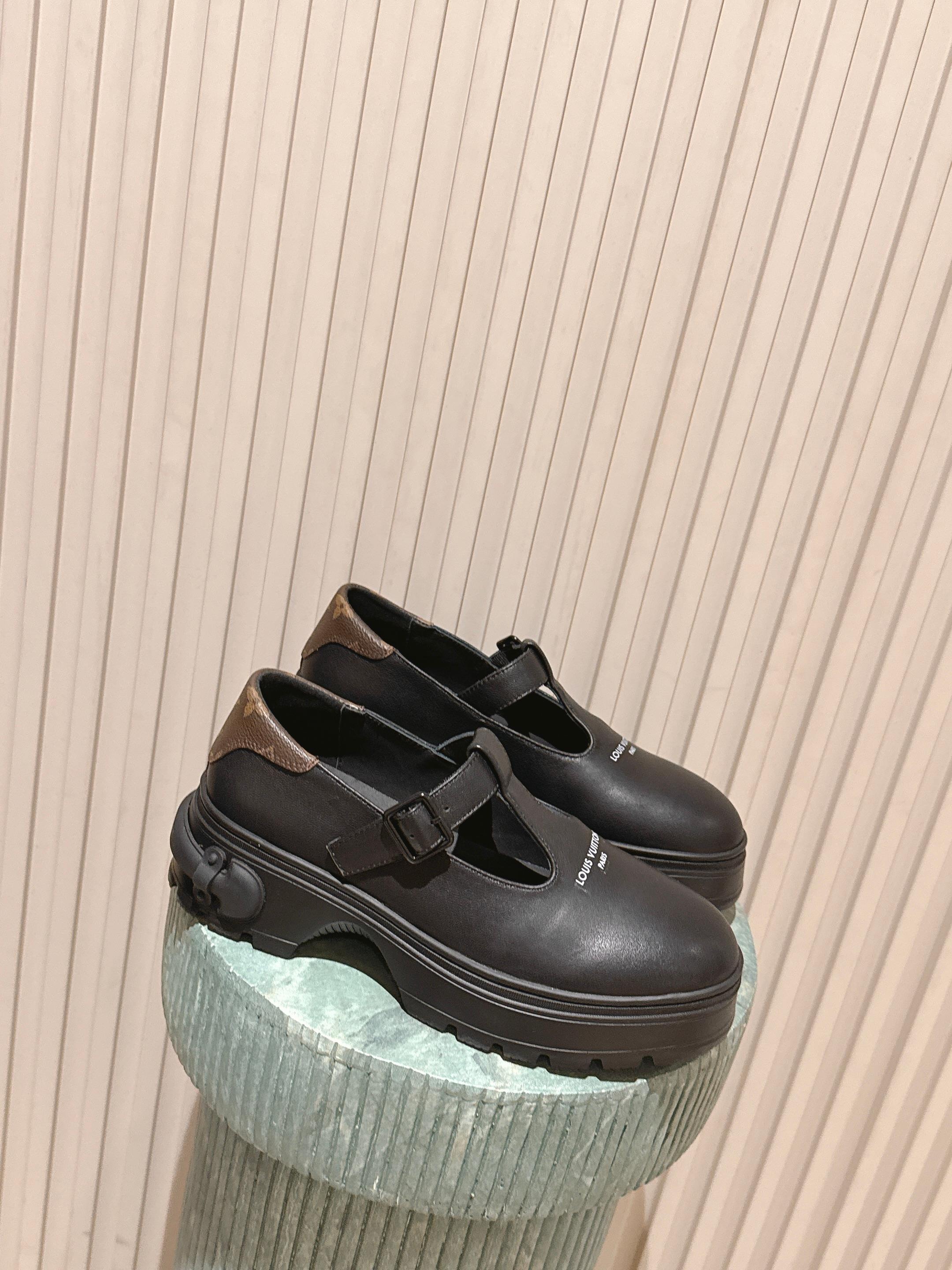 NO:615348,Top version LOUIS VUITTON ss25 LV brand new thick-soled casual shoes loafers, simple and retro, full of fashion!  The thick-soled design is both taller and more comfortable, making it easy to wear for daily commuting and leisure. The words 'LOUIS VUITTONPARIS' on the upper are super recognizable and are versatile. They can be worn in skirts and trousers, and can be easily switched between multiple styles. It is a must-have item in the wardrobe!  The upper is imported first-layer cowhide, the lining is cowhide, the outsole is original molded non-slip outsole, size: 35-41 (women's 40.41, custom-made and non-returnable), loafers, louis vuitton, louis vuitton, louis vuitton, loafers, skirts, cowhide19860909顶级版本 LOUIS VUITTON ss25 LV驴牌新款厚底休闲鞋乐福鞋 简约又复古,时髦感拉满！厚底设计增高又舒适,日常通勤、休闲都能轻松驾驭艹.鞋面“LOUIS VUITTONPARIS”字样超有辨识度,百搭属性强,裙装裤装都能hold住,轻松切换多种风格,是衣橱必备单品！ 鞋面进口头层牛皮 内里牛皮 大底原版开模防滑大底 码数: 35-41（女40.41订做不退换）,乐福鞋,louis vuitton,louis vuitton,louis vuitton,loafers,skirts,cowhide,Women's Shoes