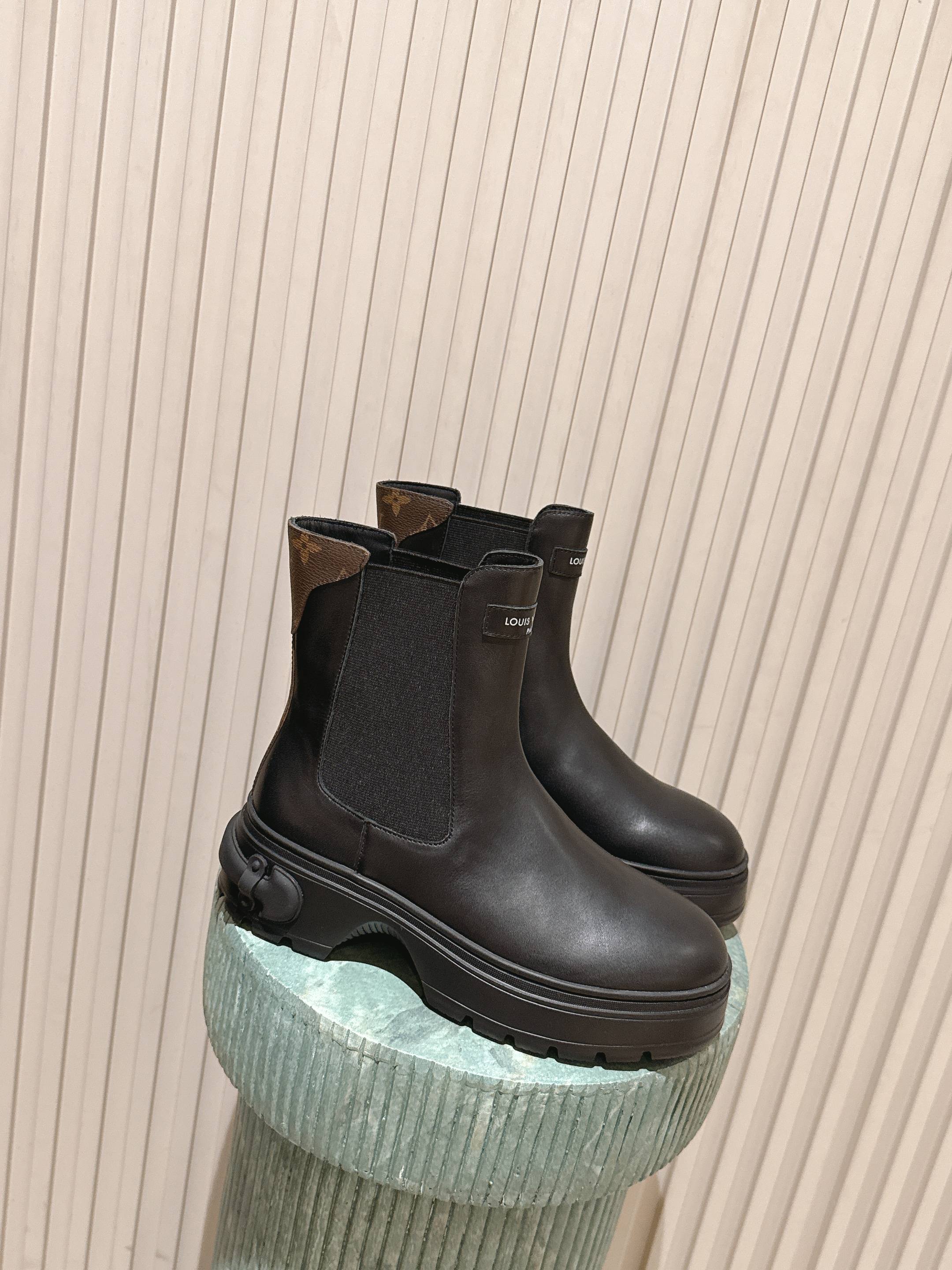 NO:615345,Top version, ordinary top version (with airplane case) LV 25ss autumn and winter round-toe short boots | British elegance that makes my heart beat at first glance. These boots really have my name written on them!  The high-grade texture of grained calfskin, the gentleness within reach. A pair of shoes defines elegance for an entire season. Wearing it, every step feels like walking on a show. size 35-39 (customized 40/41), boots, louis vuitton, boots, cowhide19860909顶级版本普通顶级(加飞机盒） LV 25ss 秋冬圆头短靴｜一眼心动的英伦优雅 这双靴子,真的写了我名字！粒面小牛皮的高级质感,触手可及的温柔 一双鞋,定义一整季的优雅.穿上它,每一步都像走在秀场 size35-39（40/41定做）,靴子,louis vuitton,boots,cowhide,Women's Shoes