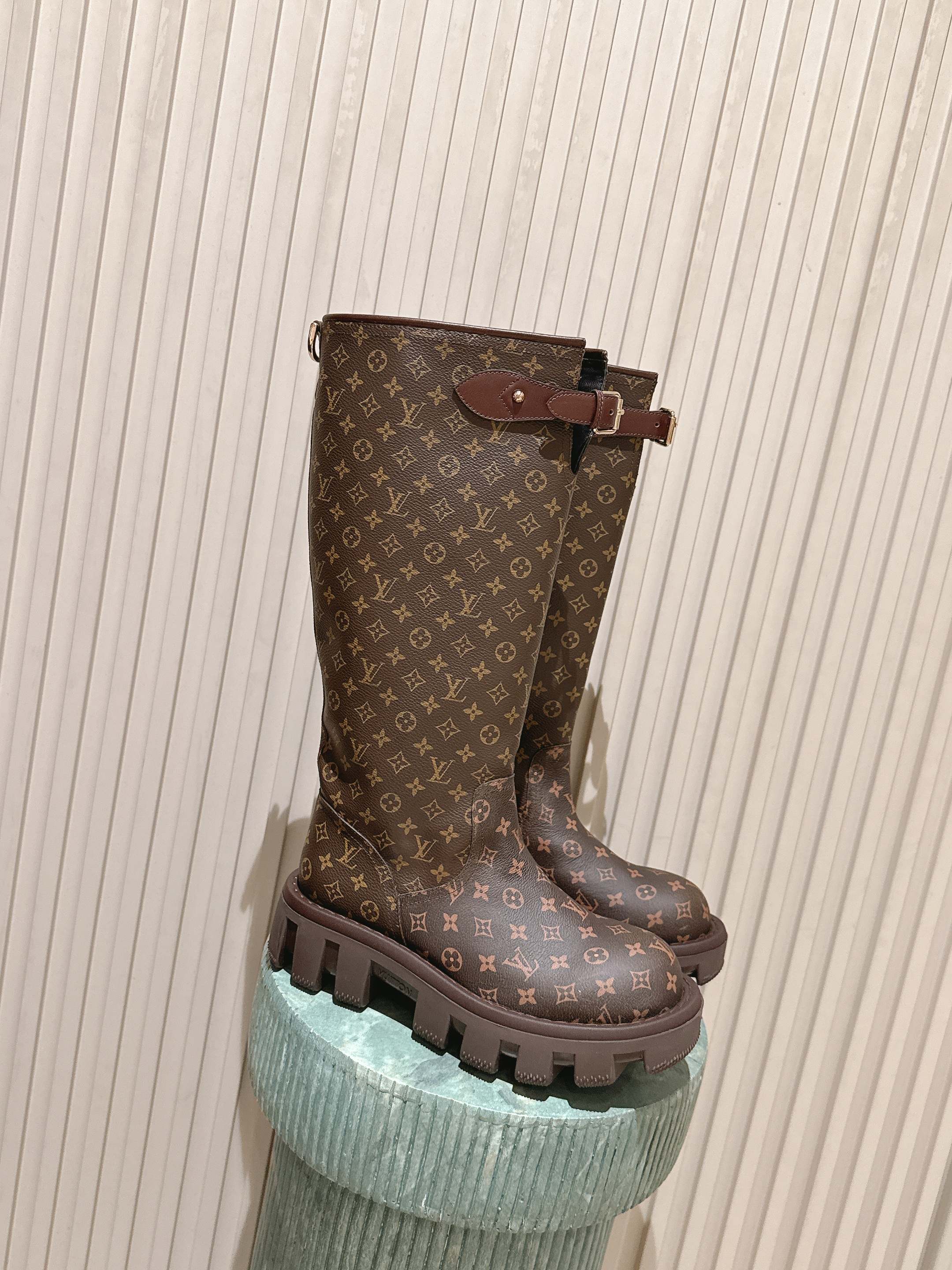 NO:615358,Top version LOUIS VUITTON 25ss LV donkey brand new British style handsome Martin boots knight boots long boots last type versatile slim foot yyds. Three-dimensional and full shape, full of temperament comfortable on the foot very retro style, full of aura, plus the original presbyopic design style is very classic perfect details original imported cowhide upper cowhide lining cowhide / outsole original open mold anti-slip outsole Size:  35-40 (40.41 custom-made, non-refundable), boots, louis vuitton, louis vuitton, louis vuitton, boots, cowhide19860909顶级版本  LOUIS VUITTON 25ss LV驴牌新款英伦风帅气马丁靴骑士靴长靴 楦型百搭瘦脚yyds.造型立体饱满,气质满满 上脚舒适 非常复古风、气场十足,加原版老花设计风格非常经典 细节完美 鞋面原版进口牛皮 内里牛皮/ 大底原版开模防滑大底 Size: 35-40（40.41订做不退换）,靴子,louis vuitton,louis vuitton,louis vuitton,boots,cowhide,Women's Shoes