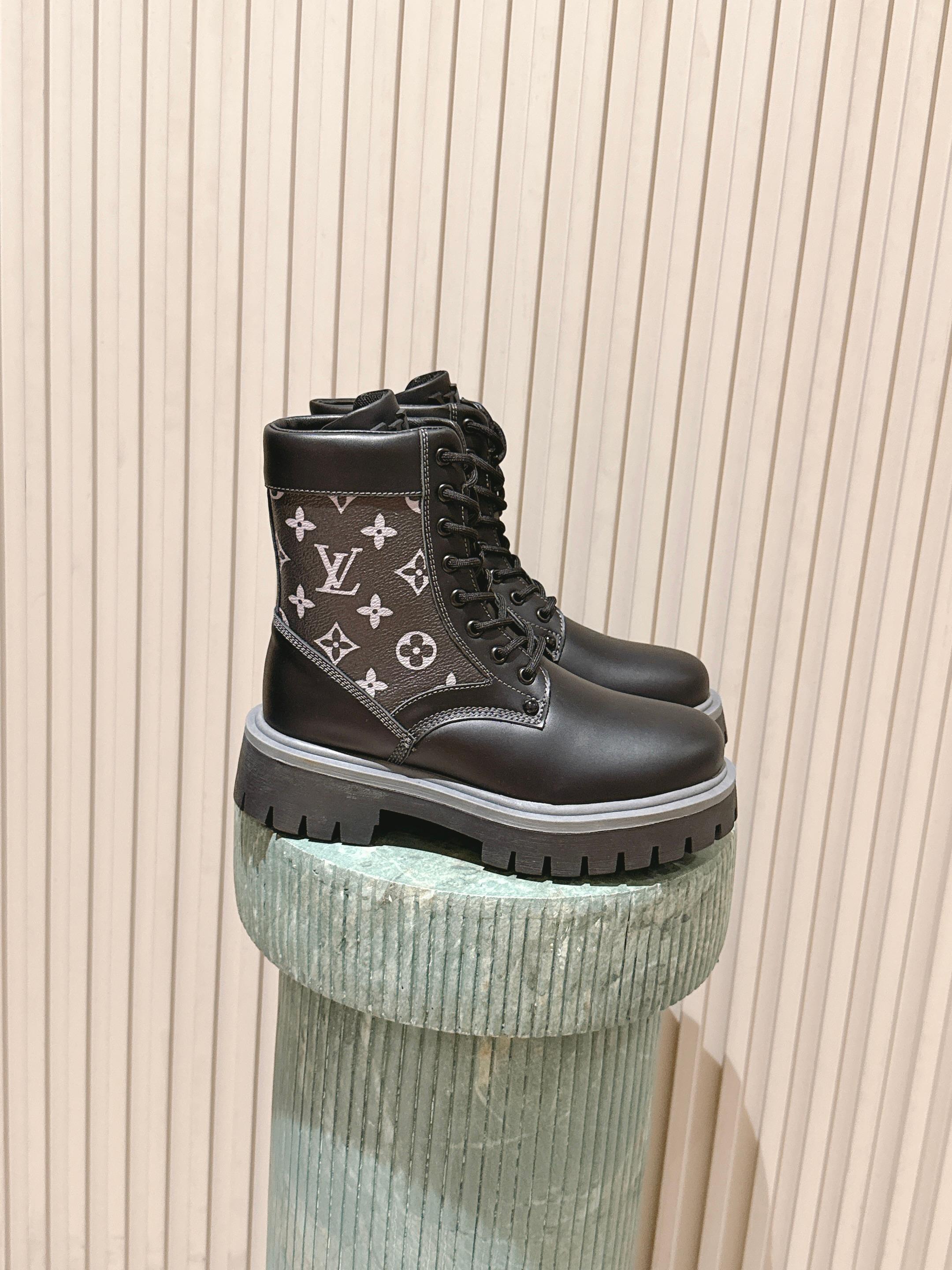 NO:615355,High version, couple model LOUIS VUITTON 25ss LV donkey brand new British style handsome Martin boots, versatile last shape and slim feet yyds. Three-dimensional and full shape, full of temperament, comfortable on the feet, very retro style, full of aura, plus the original presbyopic design style is very classic, perfect details, original imported cowhide on the upper, imported cowhide on the lining, original open molded anti-slip outsole Size:  35-45 (female 40.41 male 45 customized), boots, louis vuitton, louis vuitton, louis vuitton, boots, cowhide19860909高版本 情侣款  LOUIS VUITTON 25ss LV驴牌新款英伦风帅气马丁靴 楦型百搭瘦脚yyds.造型立体饱满,气质满满 上脚舒适 非常复古风、气场十足,加原版老花设计风格非常经典 细节完美 鞋面原版进口牛皮 内里进口牛皮 大底原版开模防滑大底 Size: 35-45（女40.41男45订做）,靴子,louis vuitton,louis vuitton,louis vuitton,boots,cowhide,Women's Shoes