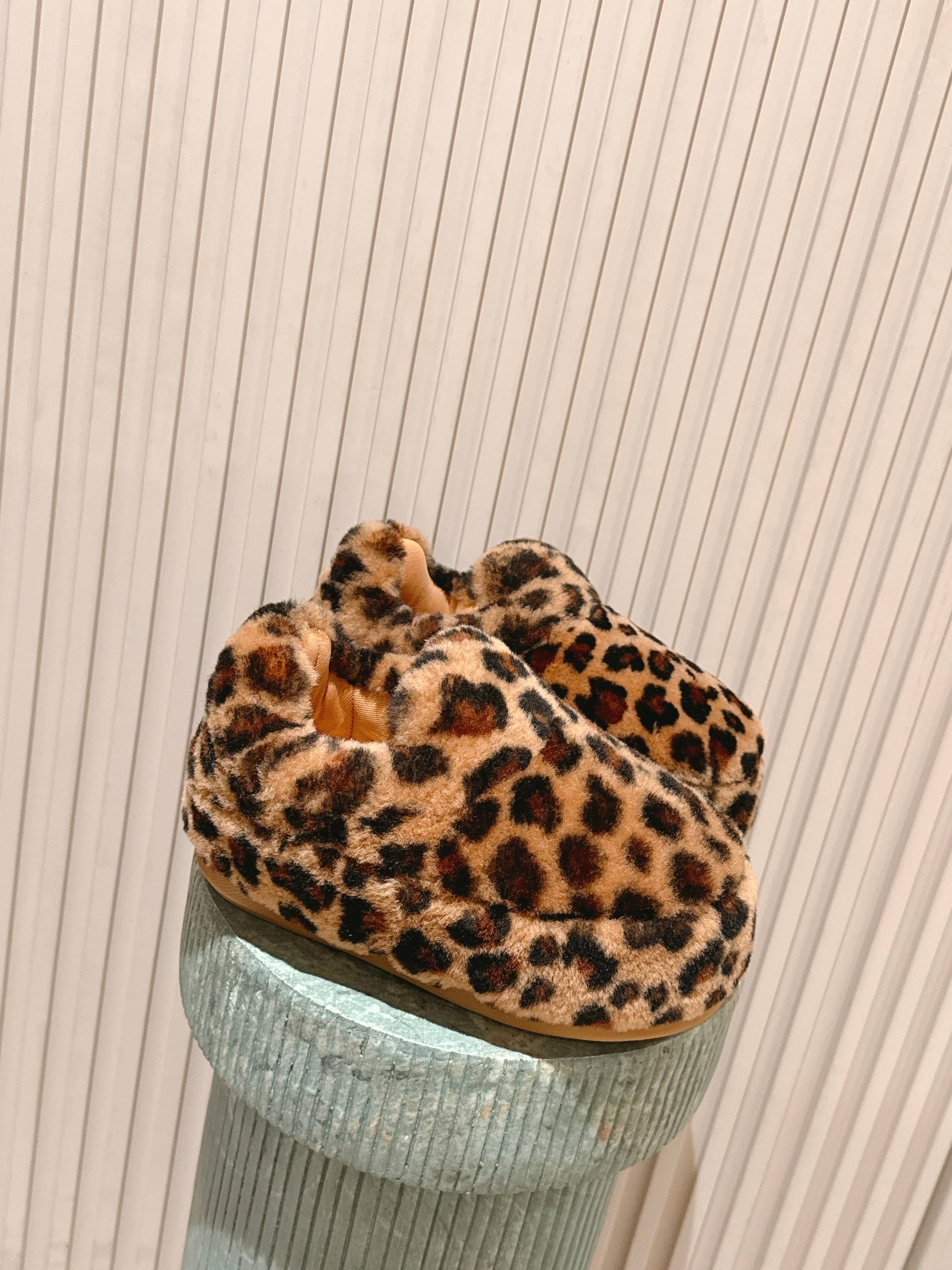 NO:626147,Top version: Couple version (pure wool plus airplane case): The top version on the market is the LV Louis Vuitton YETI Jiggly Cute Slipper. It is based on suede cow leather and is partially embossed with Nigo's reinterpretation of the LV Damier pattern. It cleverly echoes the Chinese tradition of taking off shoes when entering the house. The 'little feet' aesthetic is integrated into the Chinese street genes. The palm print rubber outsole hides the LV letters and Monogram flowers. The delicate craftsmanship made in Italy shows the brand heritage in the comfortable casual shoe style.  The reservation mode adds a unique style, which is traditional and trendy, size: 35-45, furry shoes, louis vuitton, louis vuitton, cowhide19860909顶级版本: 情侣款（纯真羊毛加飞机盒）:市场最顶级版本 LV 路易威登YETI 胖丁 丑萌便鞋 以绒面牛皮革为基底,局部压印Nigo重绎的LV Damier图案,巧妙呼应中国入室脱鞋传统,“小脚”美学融入中国式街头基因.掌印橡胶外底暗藏LV字母与Monogram花卉,意大利制造的细腻工艺,在舒适便鞋型里尽显品牌底蕴. 预订模式更添独特格调,是传统与潮流, 码数:35-45,毛毛鞋,louis vuitton,louis vuitton,cowhide,Women's Shoes